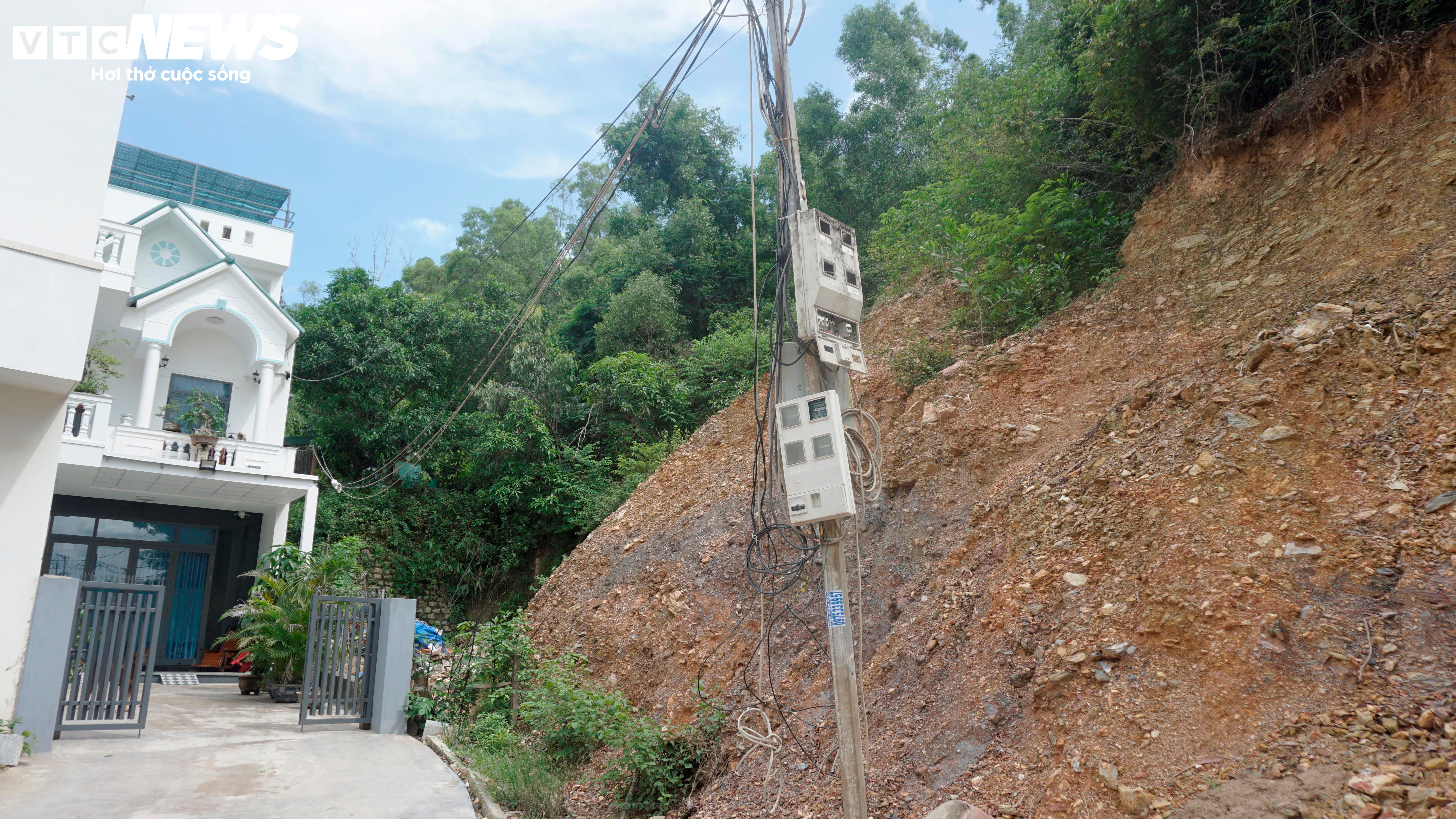 Bình Định: Dân bất an khi nhà nằm cạnh sườn núi có nguy cơ sạt lở - 5