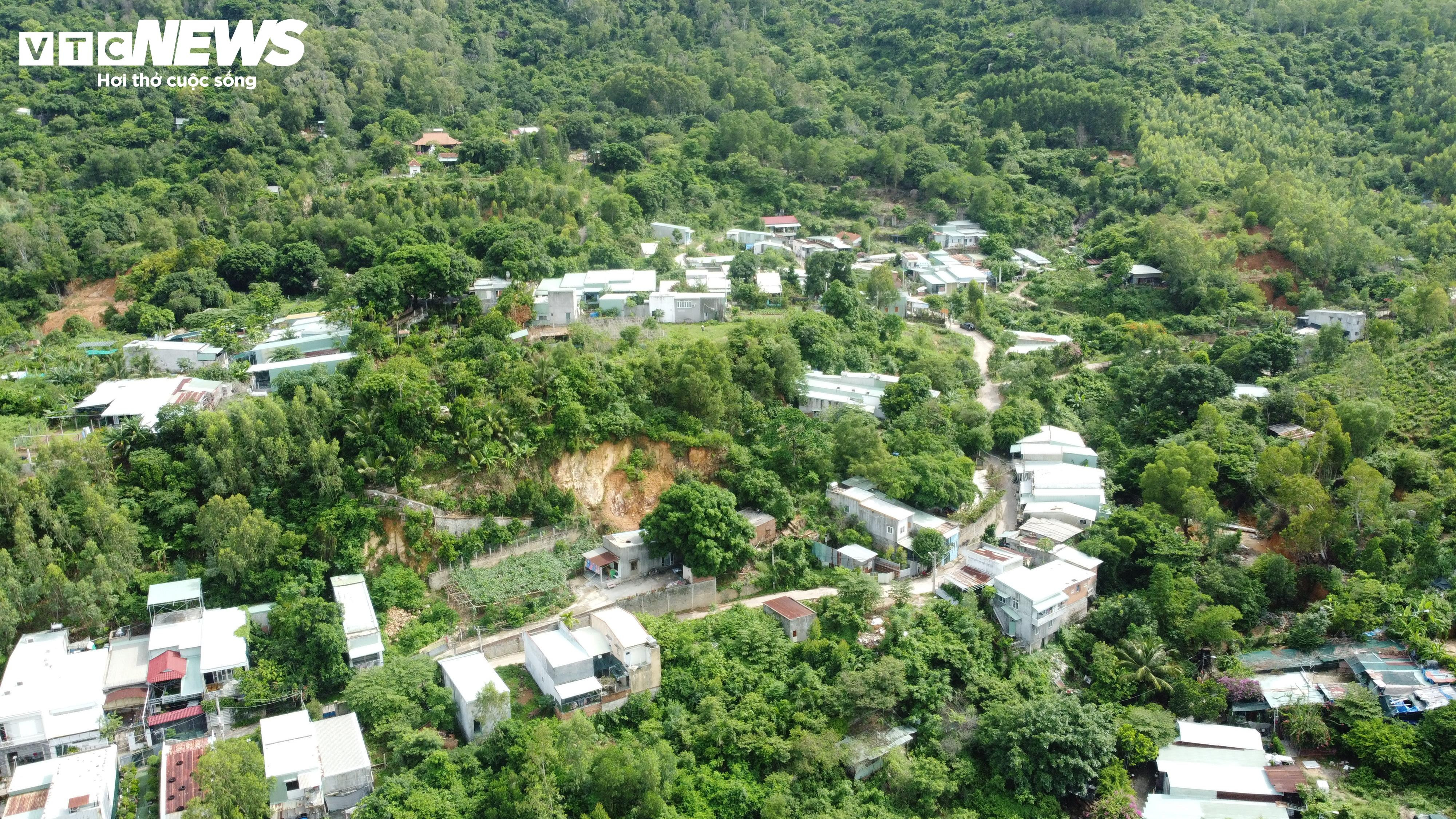 Bình Định: Dân bất an khi nhà nằm cạnh sườn núi có nguy cơ sạt lở - 9