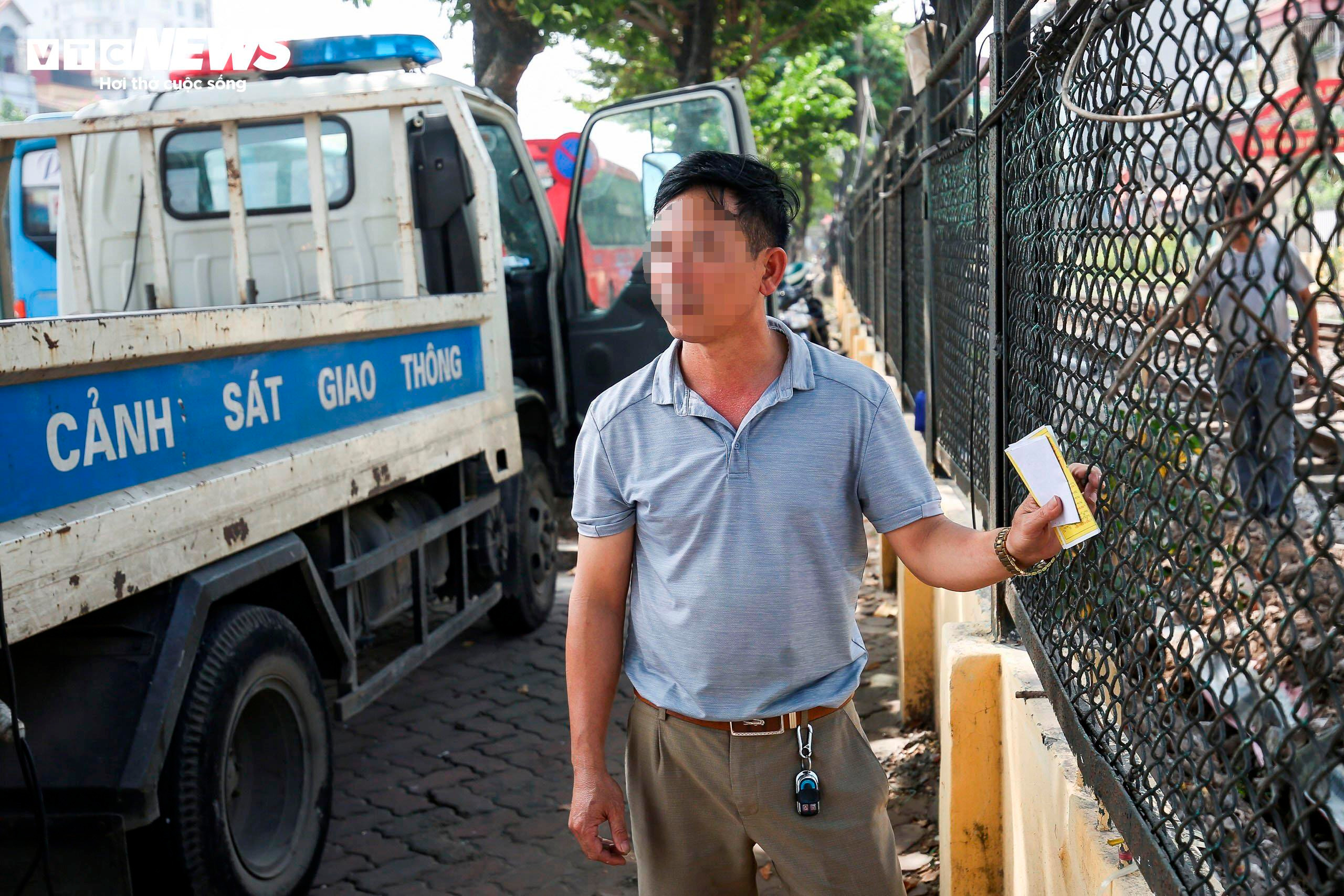 Bị xử phạt dừng đỗ sai quy định, tài xế than ế khách 'đành tranh thủ' - 5