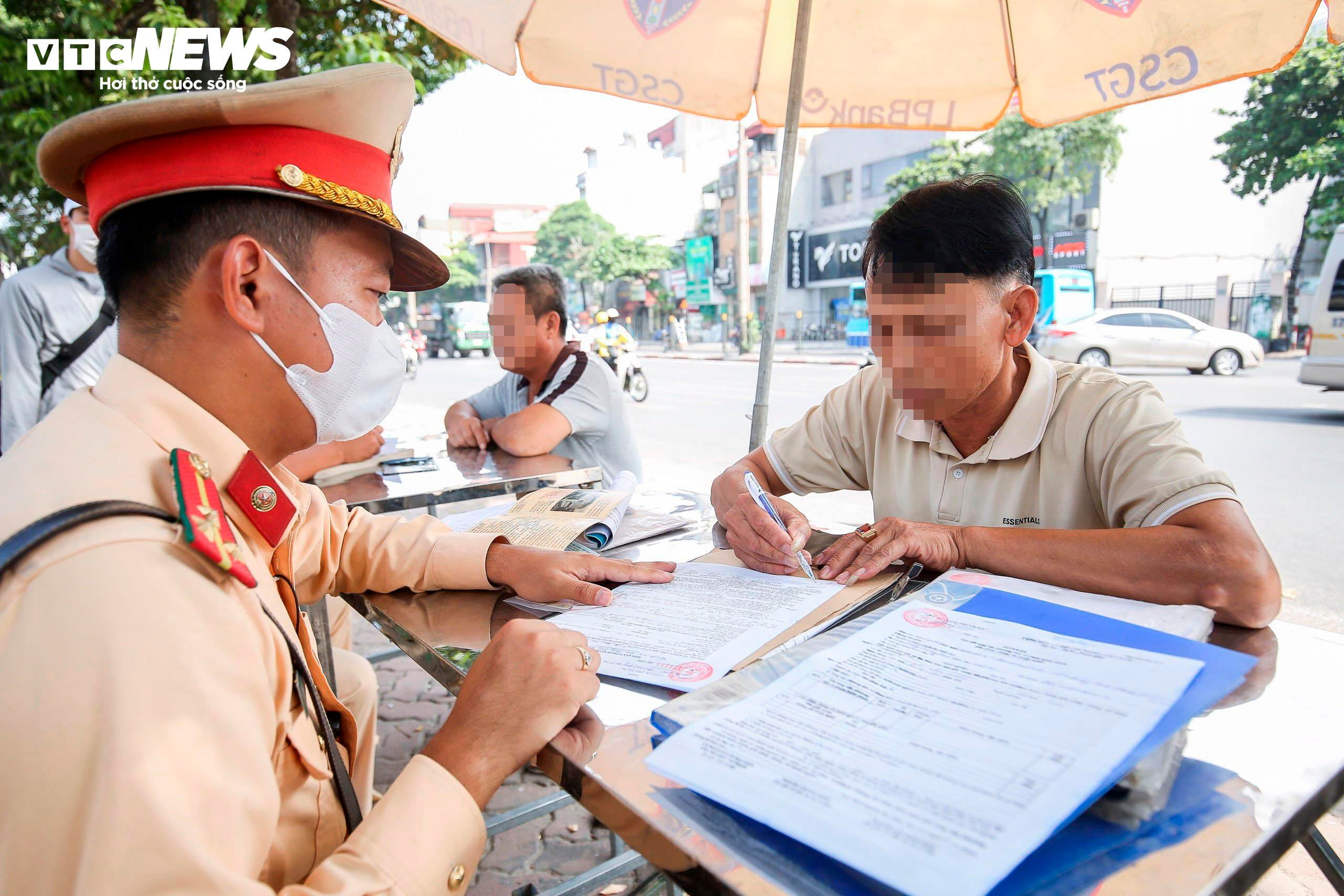 Bị xử phạt dừng đỗ sai quy định, tài xế than ế khách 'đành tranh thủ' - 6
