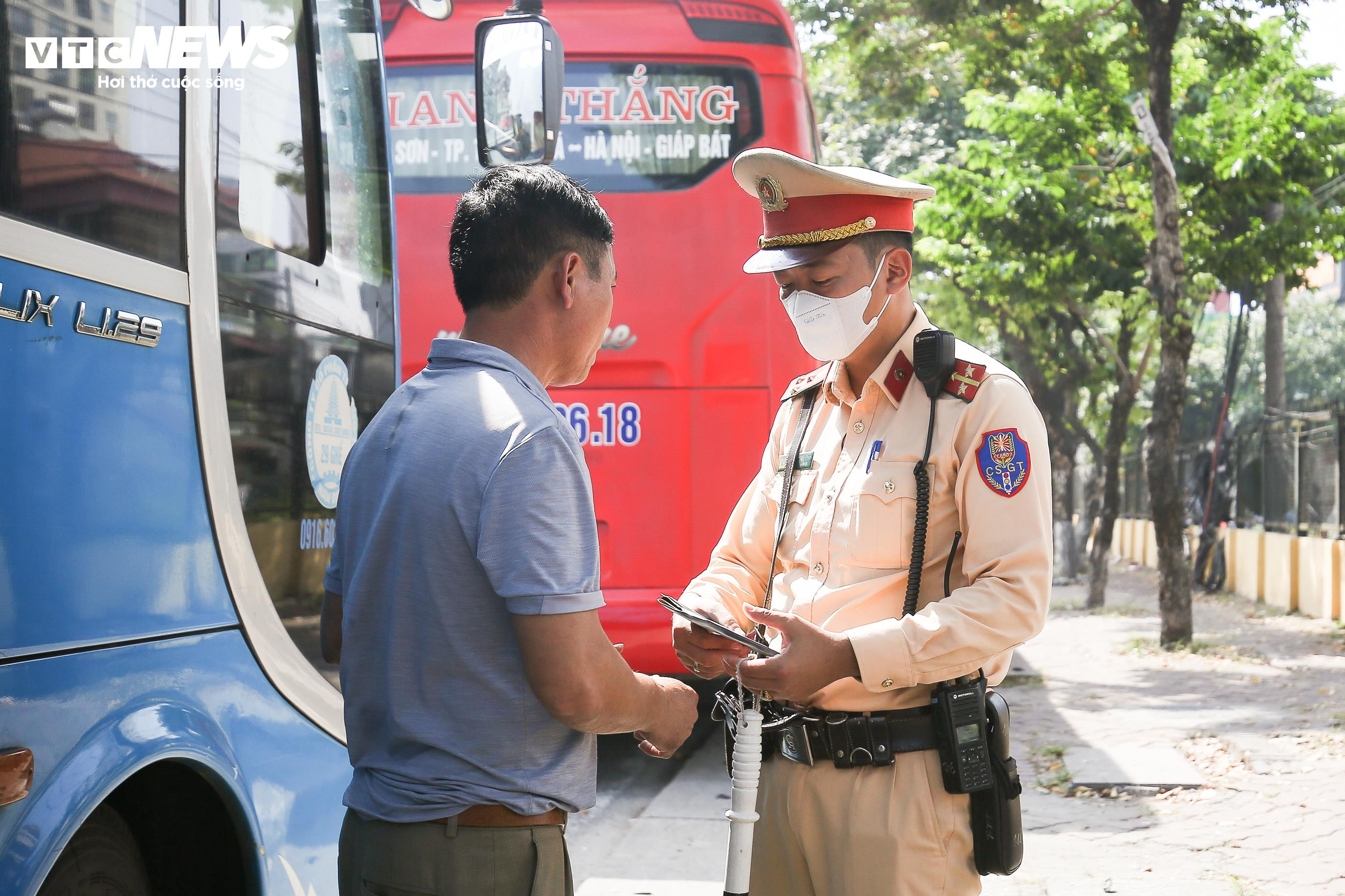 Bị xử phạt dừng đỗ sai quy định, tài xế than ế khách 'đành tranh thủ' - 4