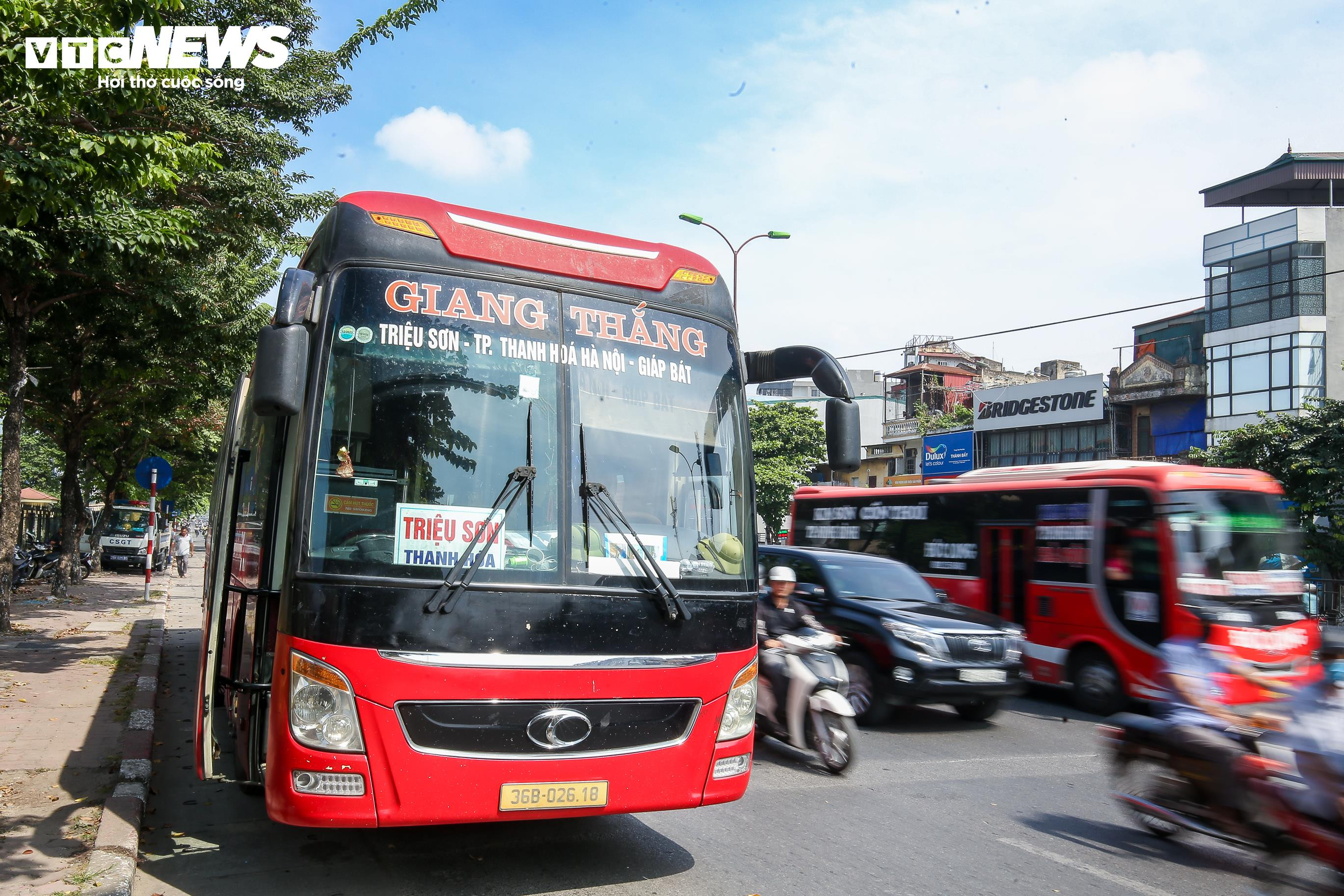 Bị xử phạt dừng đỗ sai quy định, tài xế than ế khách 'đành tranh thủ' - 7