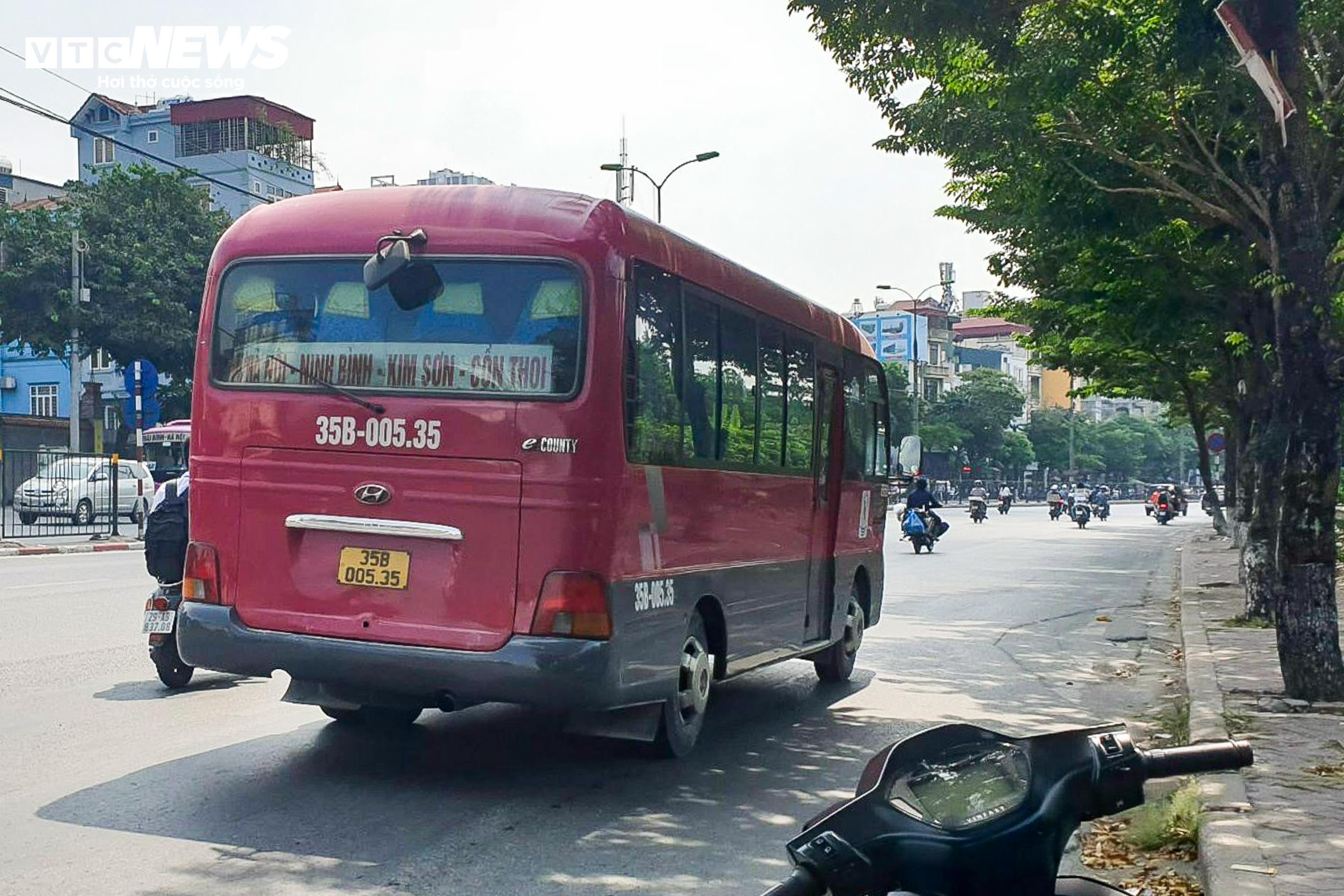 Bị xử phạt dừng đỗ sai quy định, tài xế than ế khách 'đành tranh thủ' - 2