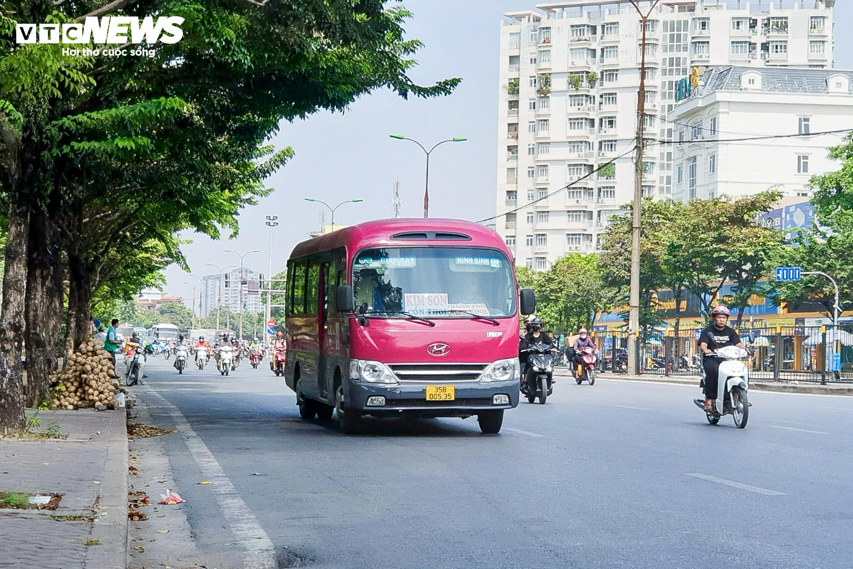 Bị xử phạt dừng đỗ sai quy định, tài xế than ế khách 'đành tranh thủ' - 1