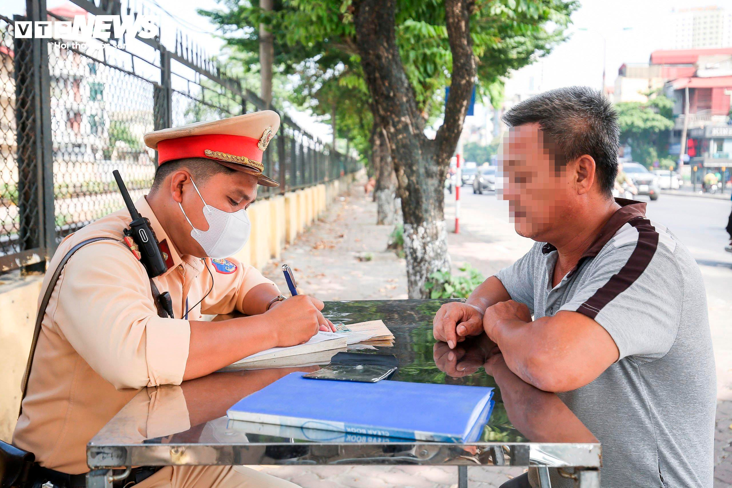 Bị xử phạt dừng đỗ sai quy định, tài xế than ế khách 'đành tranh thủ' - 8