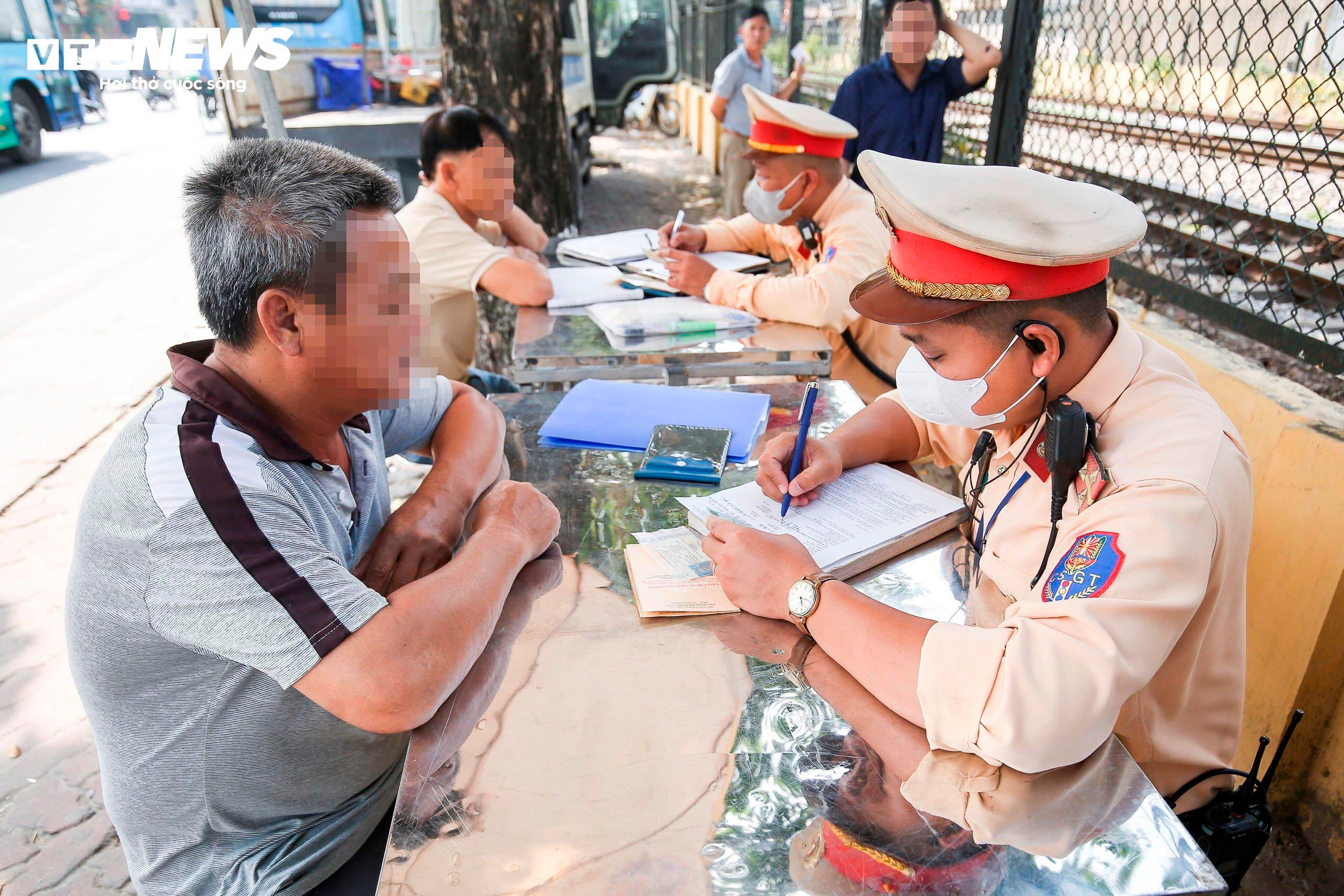 Bị xử phạt dừng đỗ sai quy định, tài xế than ế khách 'đành tranh thủ' - 9
