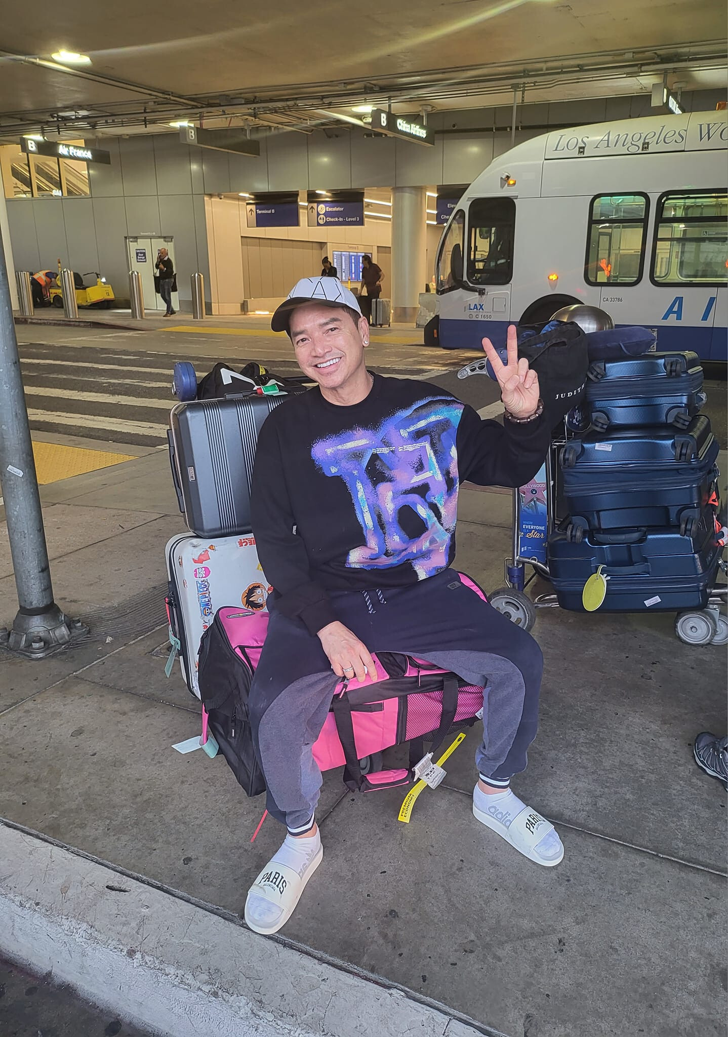 Sao Việt 20/10: Lệ Quyên âu yếm tình trẻ, Hoài Lâm lấy lại phong độ - 10