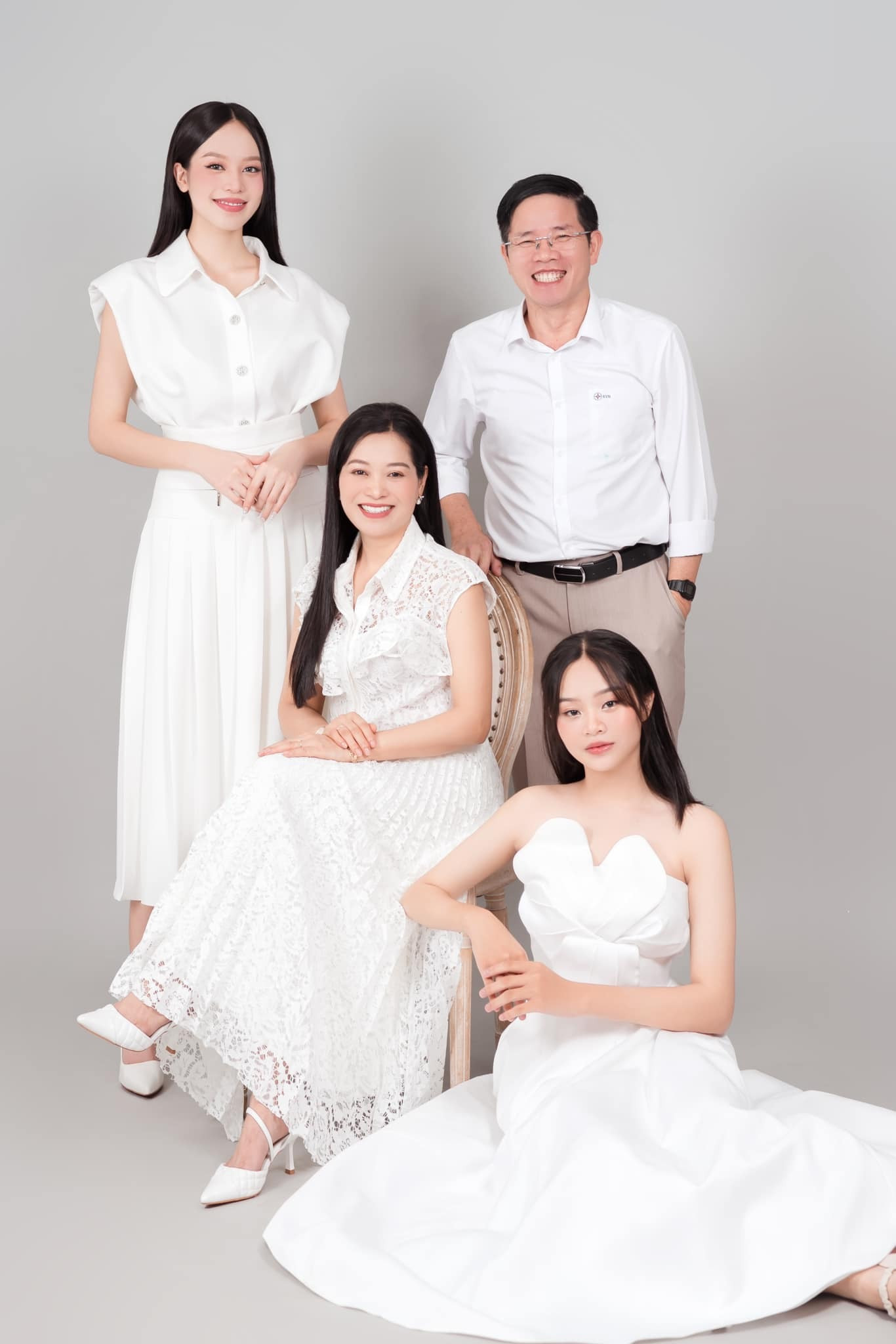 Sao Việt 22/10: Hoa hậu Thanh Thuỷ khoe bố mẹ, NSND Công Lý giúp vợ dọn nhà - 3