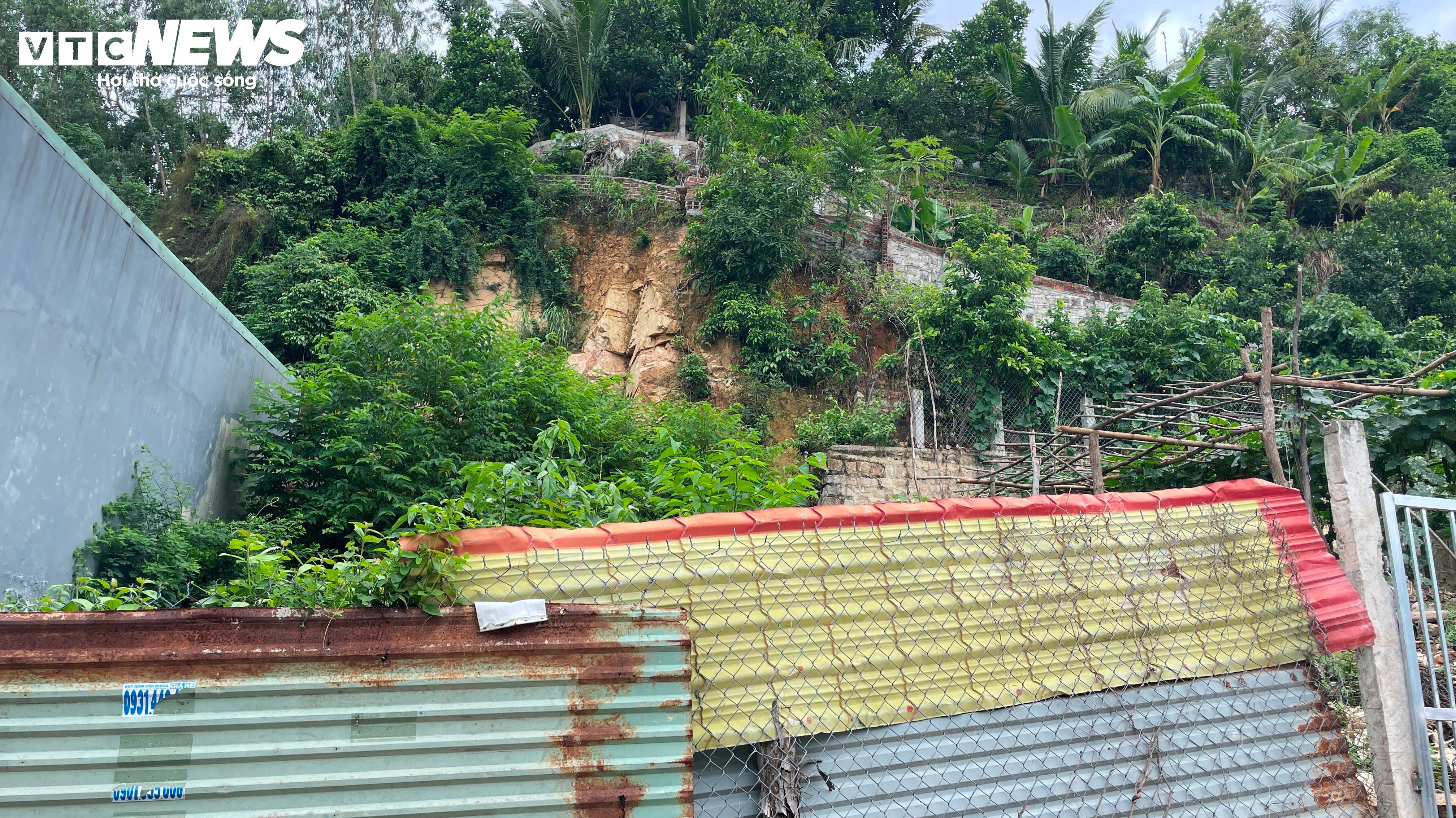 Bình Định: Dân bất an khi nhà nằm cạnh sườn núi có nguy cơ sạt lở - 10