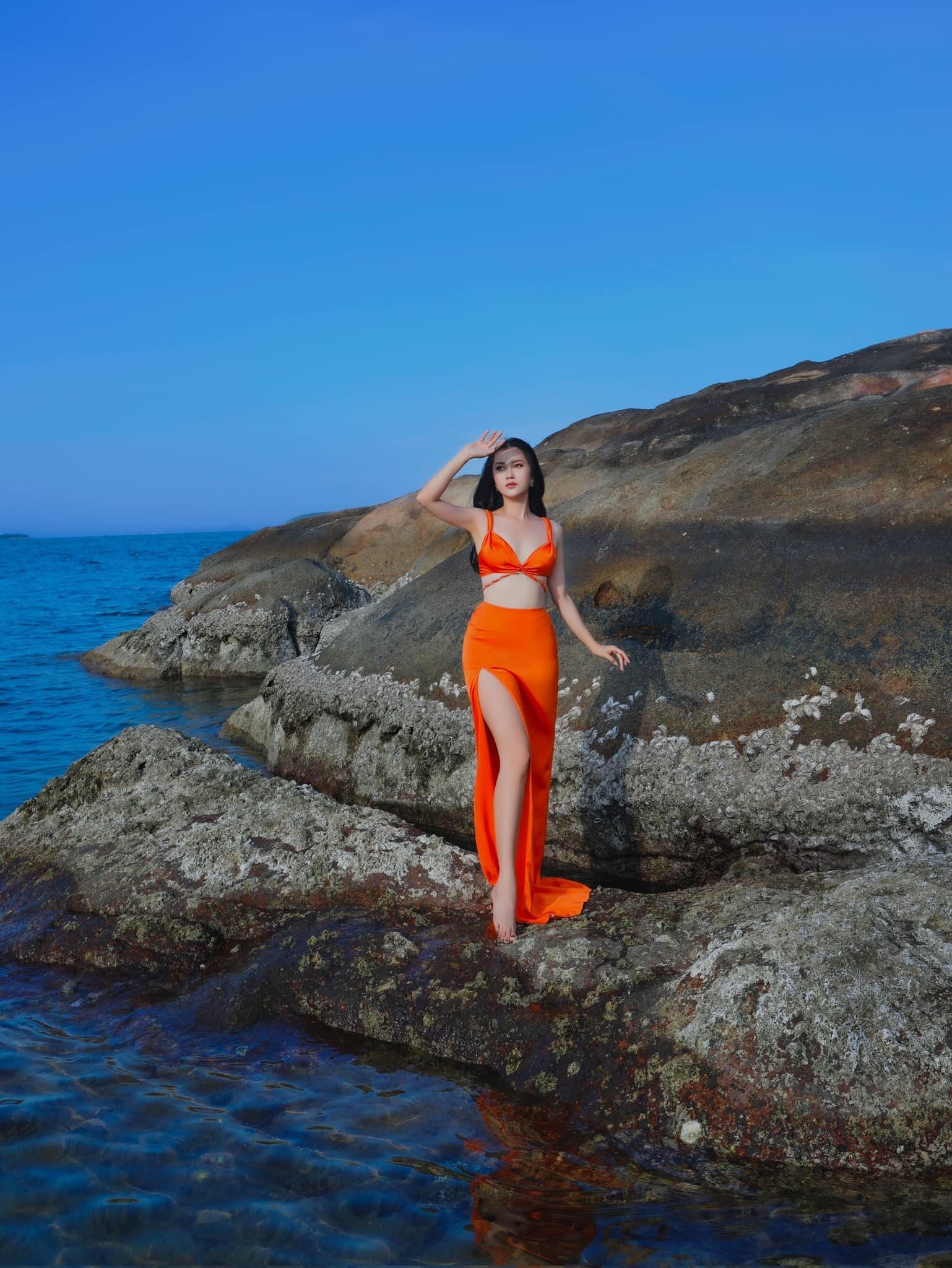 Lâm Vỹ Dạ diện bikini khoe vóc dáng nuột nà - 2