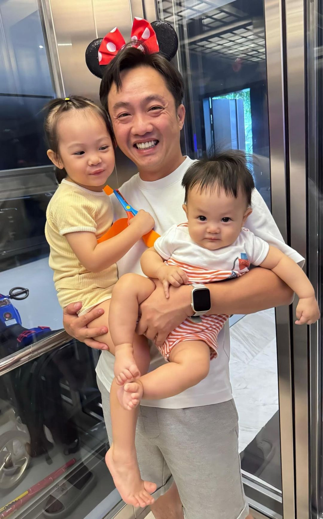 Sao Việt 23/10: Cường Đô La cưng chiều 2 con, Khánh Thi tăng 10kg sau sinh - 3