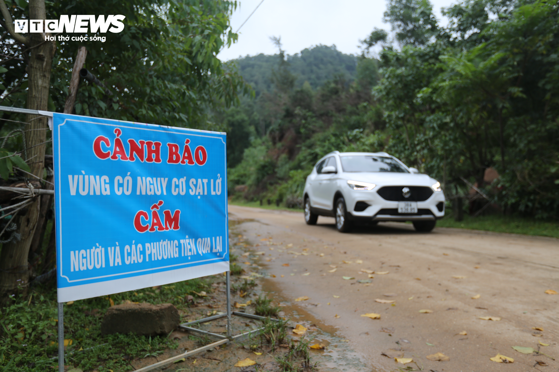 Hàng trăm khối đá chực chờ sạt lở, nuốt chửng đường quốc phòng ven biển Hà Tĩnh - 13