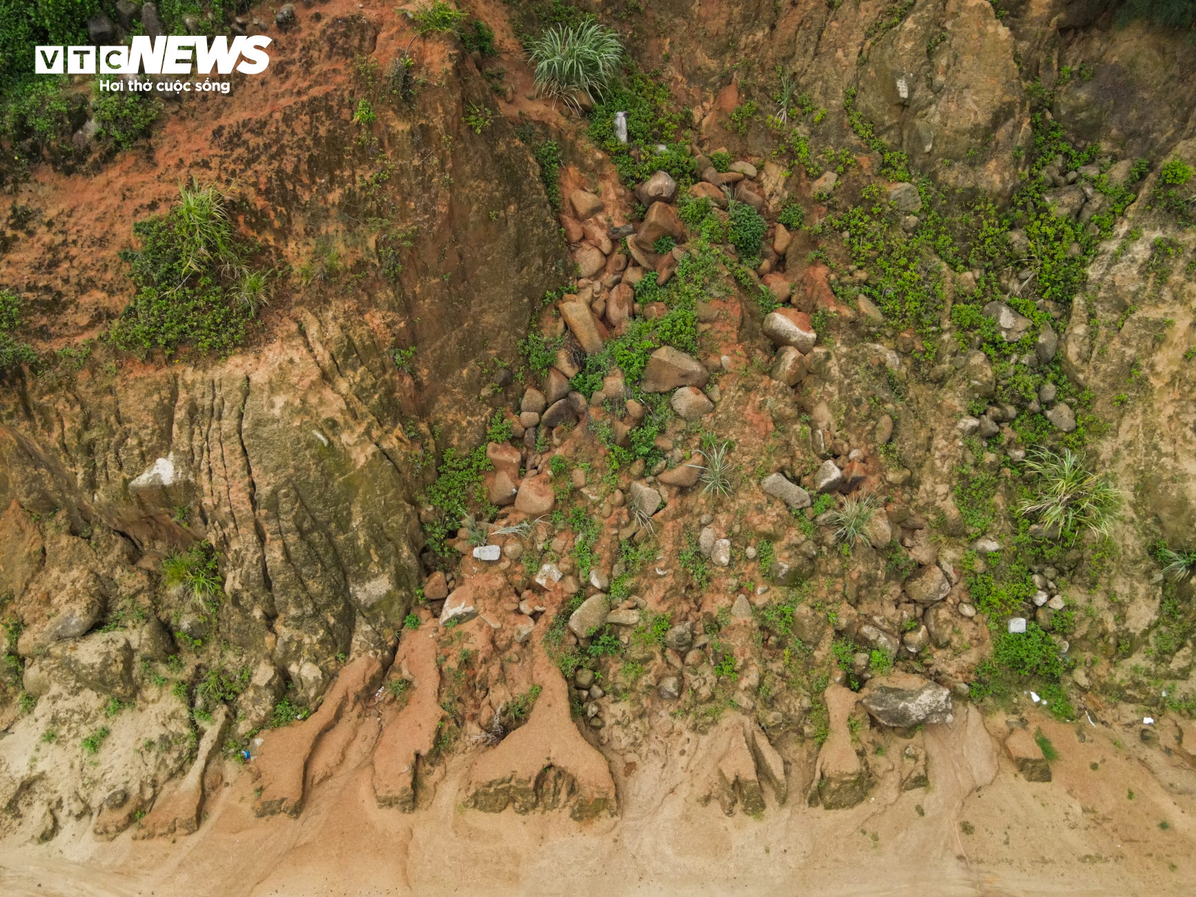 Hàng trăm khối đá chực chờ sạt lở, nuốt chửng đường quốc phòng ven biển Hà Tĩnh - 5