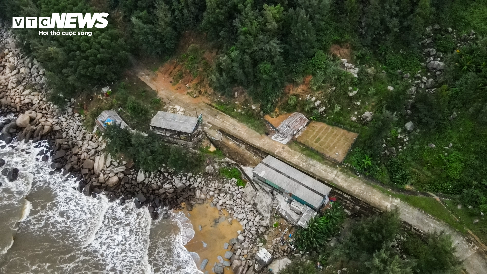 Hàng trăm khối đá chực chờ sạt lở, nuốt chửng đường quốc phòng ven biển Hà Tĩnh - 8