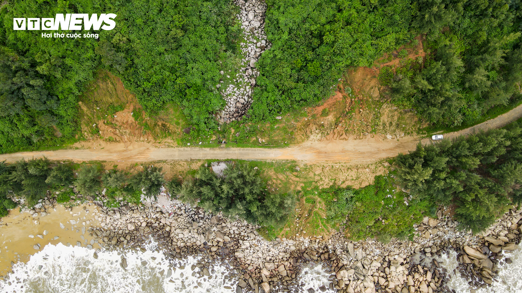 Hàng trăm khối đá chực chờ sạt lở, nuốt chửng đường quốc phòng ven biển Hà Tĩnh - 12