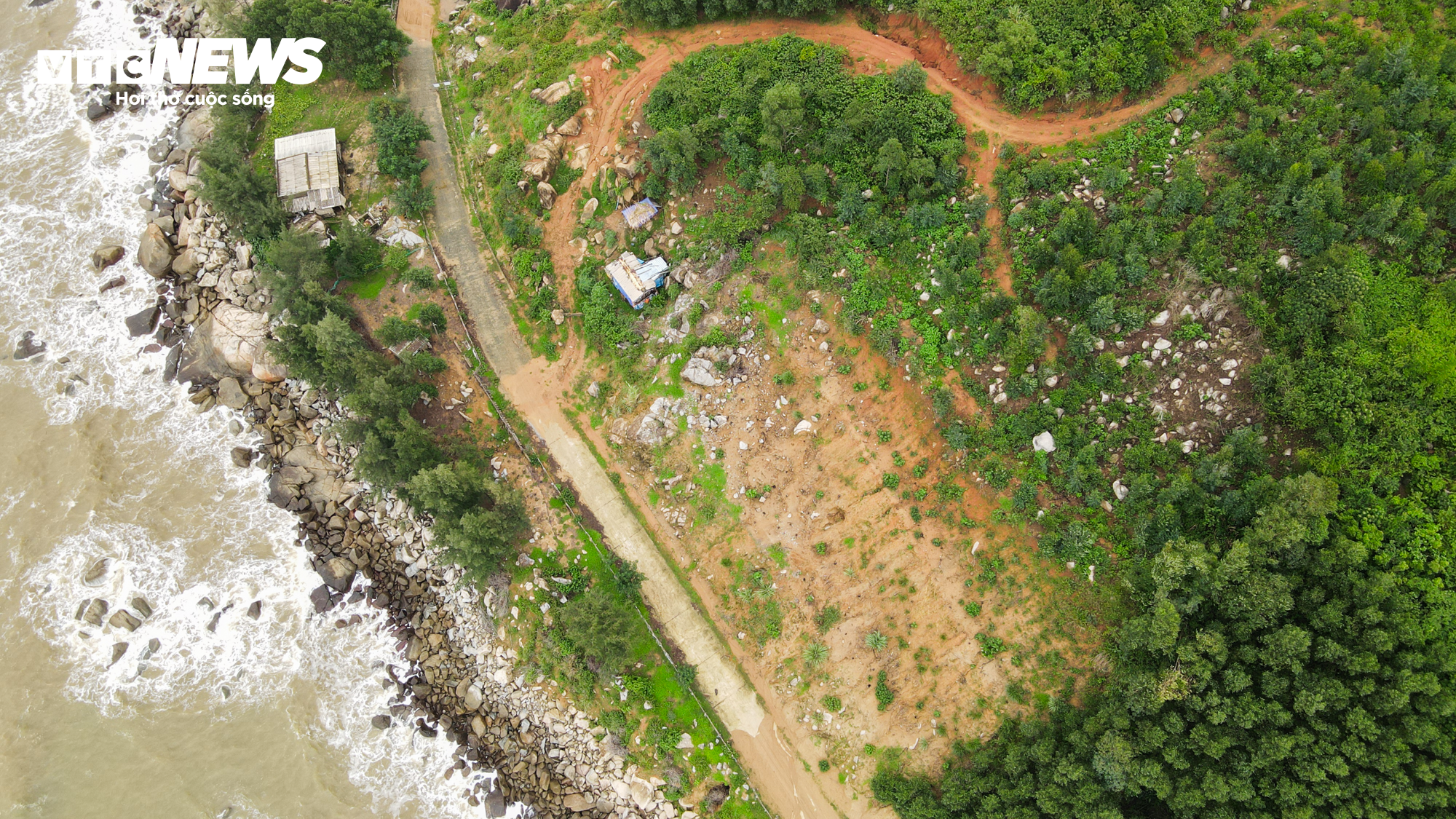 Hàng trăm khối đá chực chờ sạt lở, nuốt chửng đường quốc phòng ven biển Hà Tĩnh - 6