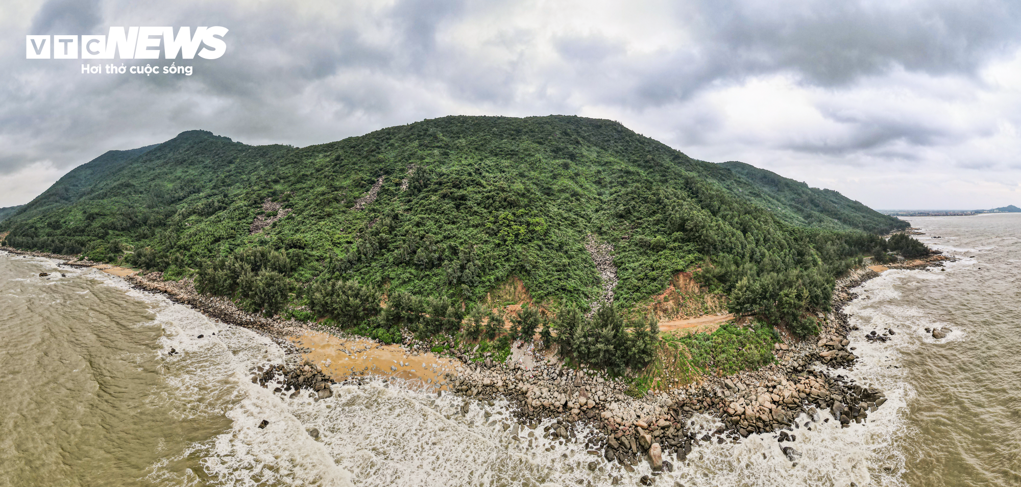 Hàng trăm khối đá chực chờ sạt lở, nuốt chửng đường quốc phòng ven biển Hà Tĩnh - 1