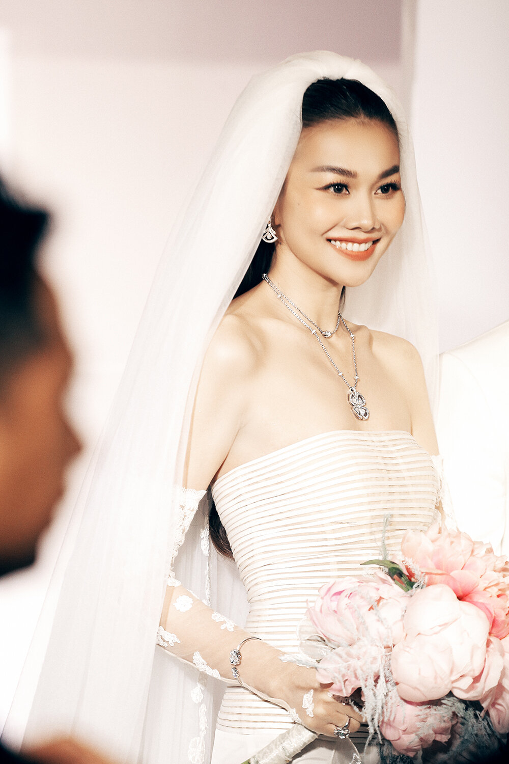  Thanh Hằng đeo trang sức 10 tỷ đồng trong đám cưới với chồng nhạc trưởng - 13