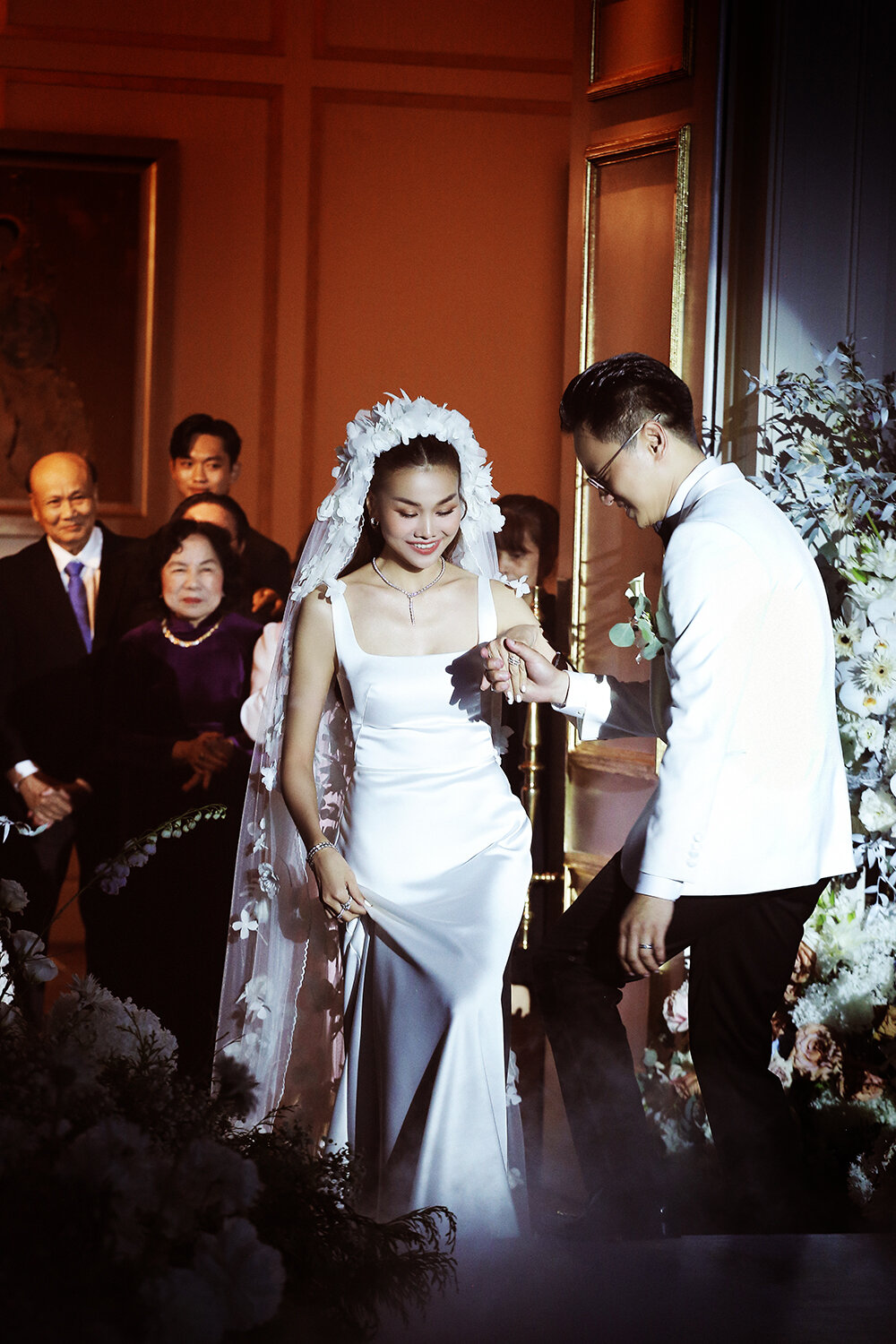  Thanh Hằng đeo trang sức 10 tỷ đồng trong đám cưới với chồng nhạc trưởng - 9