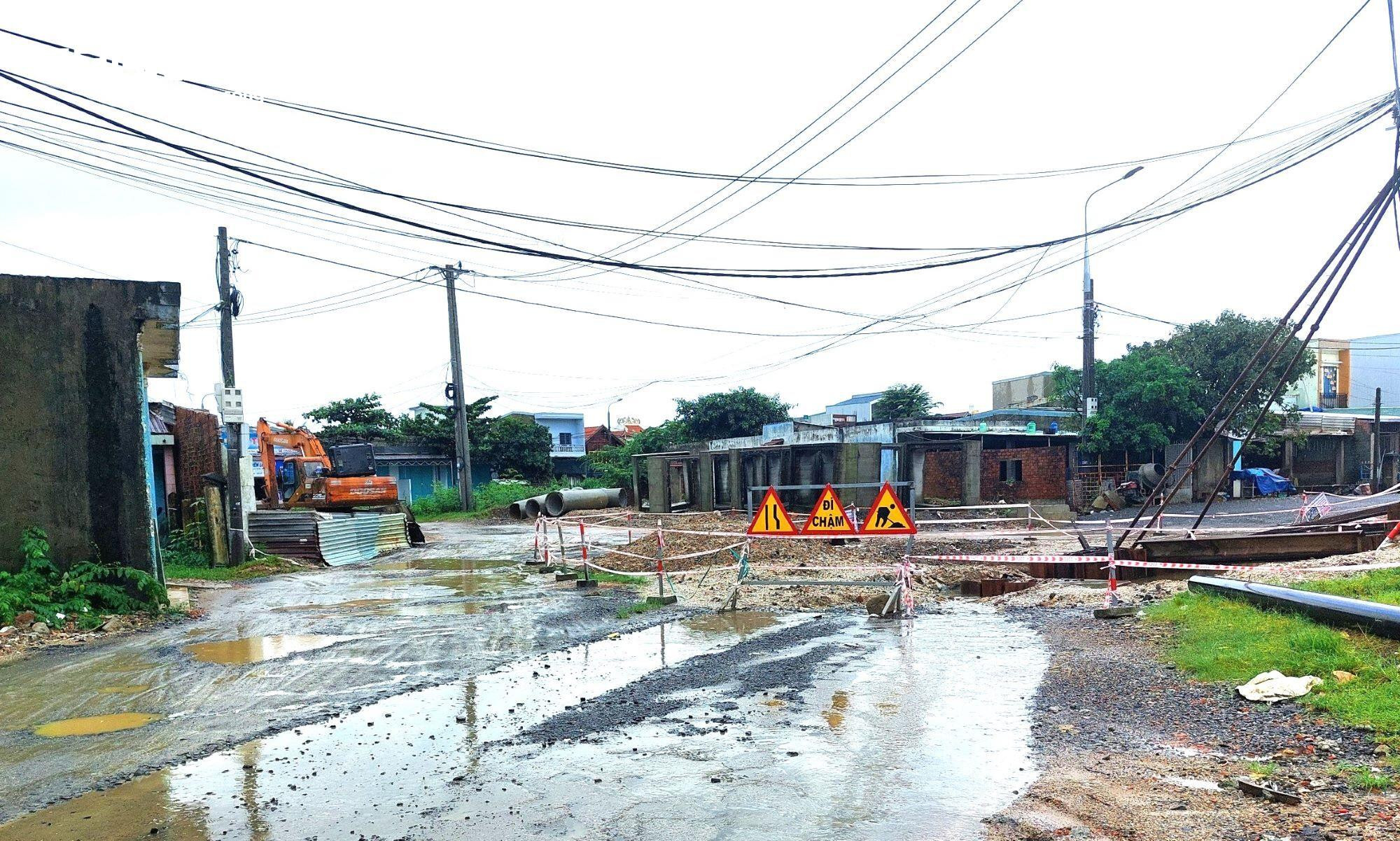 Đường hơn 700 tỷ ở Đà Nẵng tiếp tục chậm tiến độ, dân khổ sở đạp bùn lội nước - 11