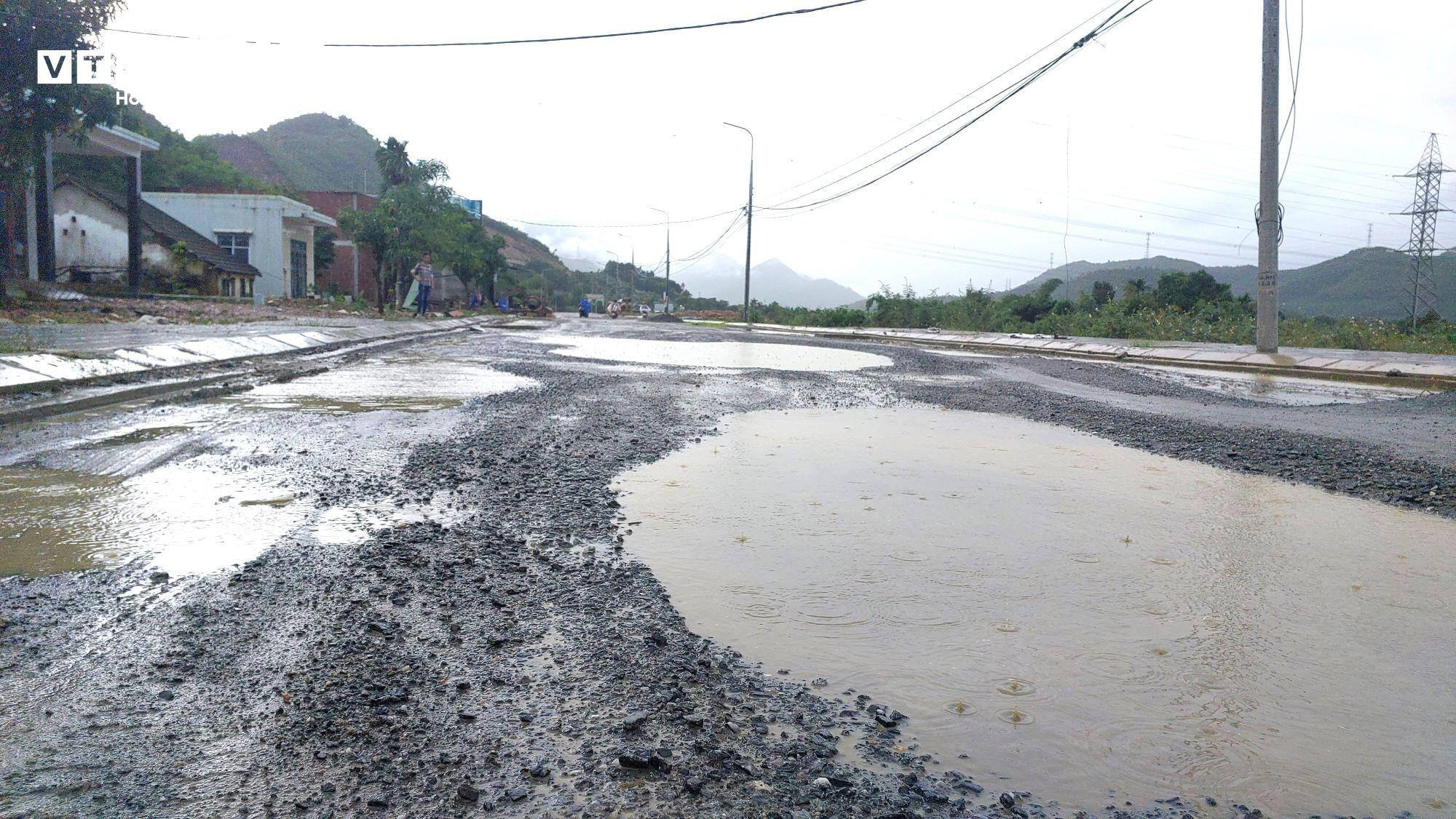 Đường hơn 700 tỷ ở Đà Nẵng tiếp tục chậm tiến độ, dân khổ sở đạp bùn lội nước - 4