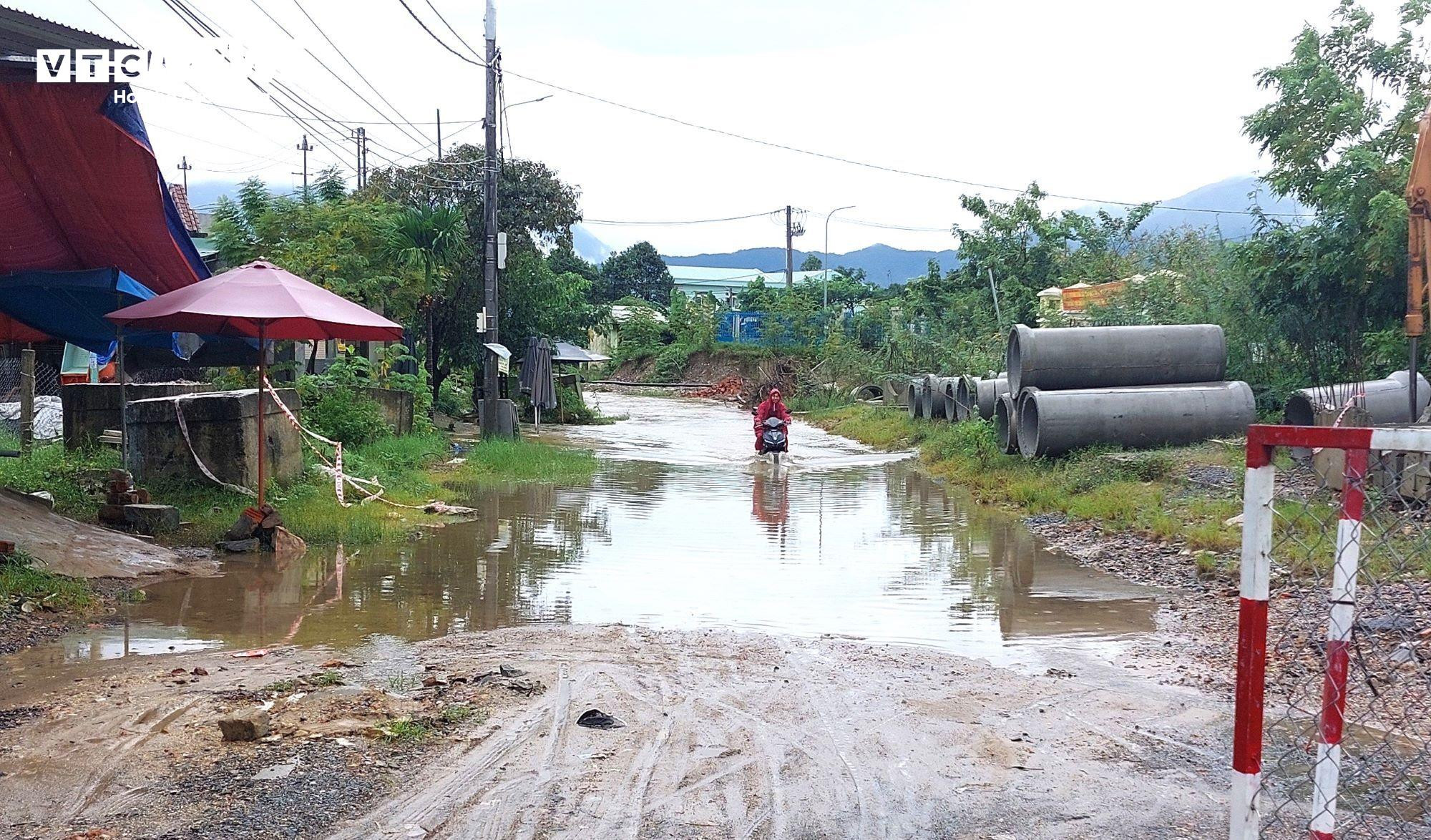 Đường hơn 700 tỷ ở Đà Nẵng tiếp tục chậm tiến độ, dân khổ sở đạp bùn lội nước - 3