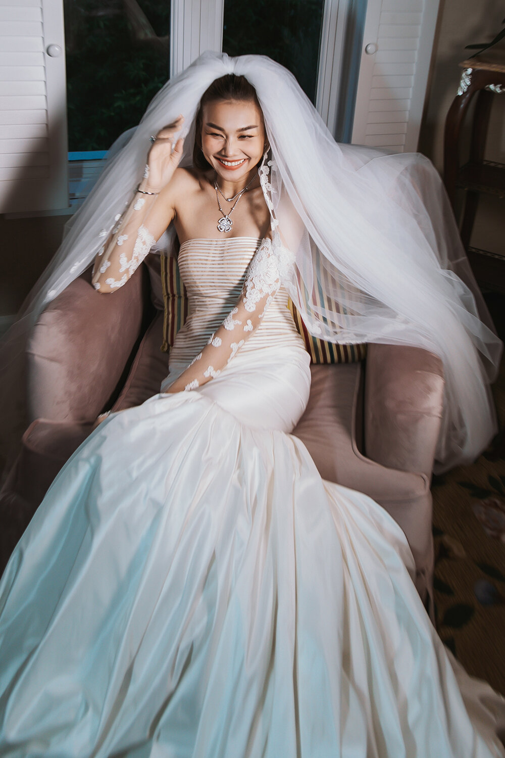  Thanh Hằng đeo trang sức 10 tỷ đồng trong đám cưới với chồng nhạc trưởng - 14
