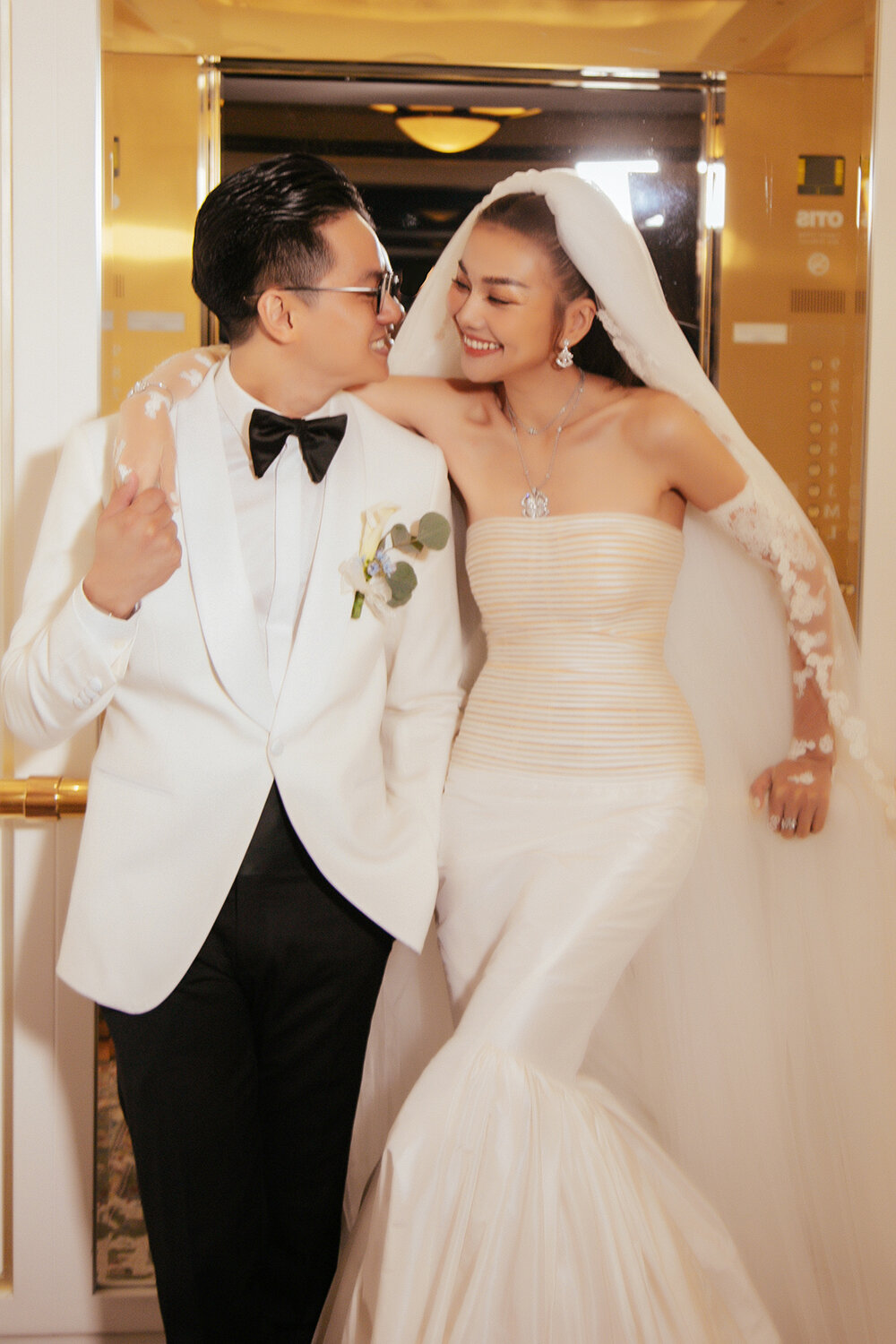  Thanh Hằng đeo trang sức 10 tỷ đồng trong đám cưới với chồng nhạc trưởng - 11