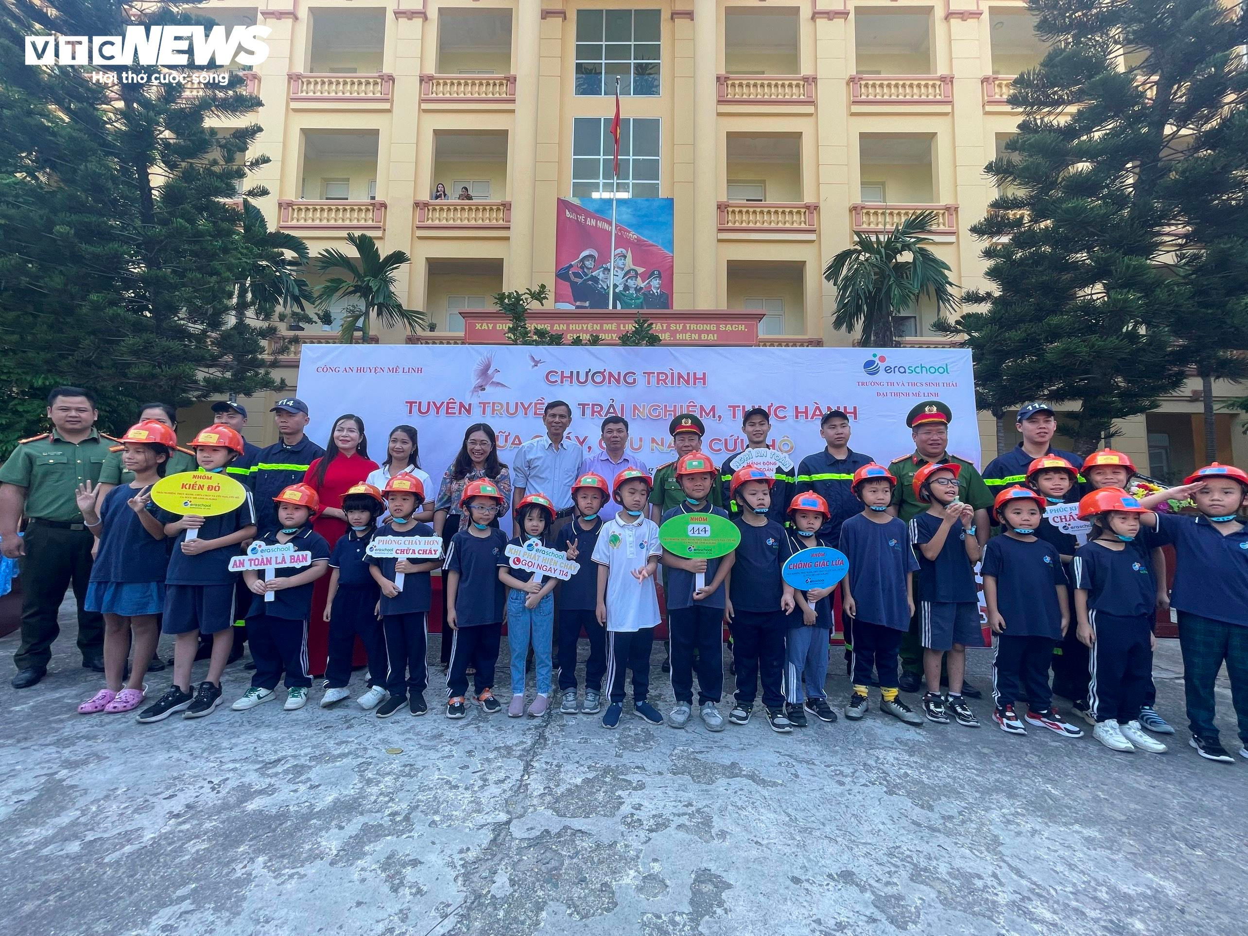 Học sinh Hà Nội thực hành trải nghiệm chữa cháy, thoát hiểm khi hỏa hoạn - 1