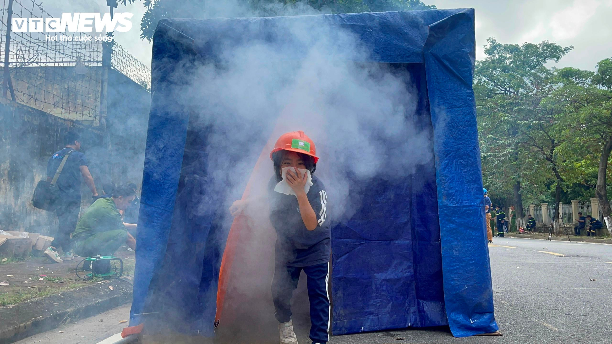 Học sinh Hà Nội thực hành trải nghiệm chữa cháy, thoát hiểm khi hỏa hoạn - 8