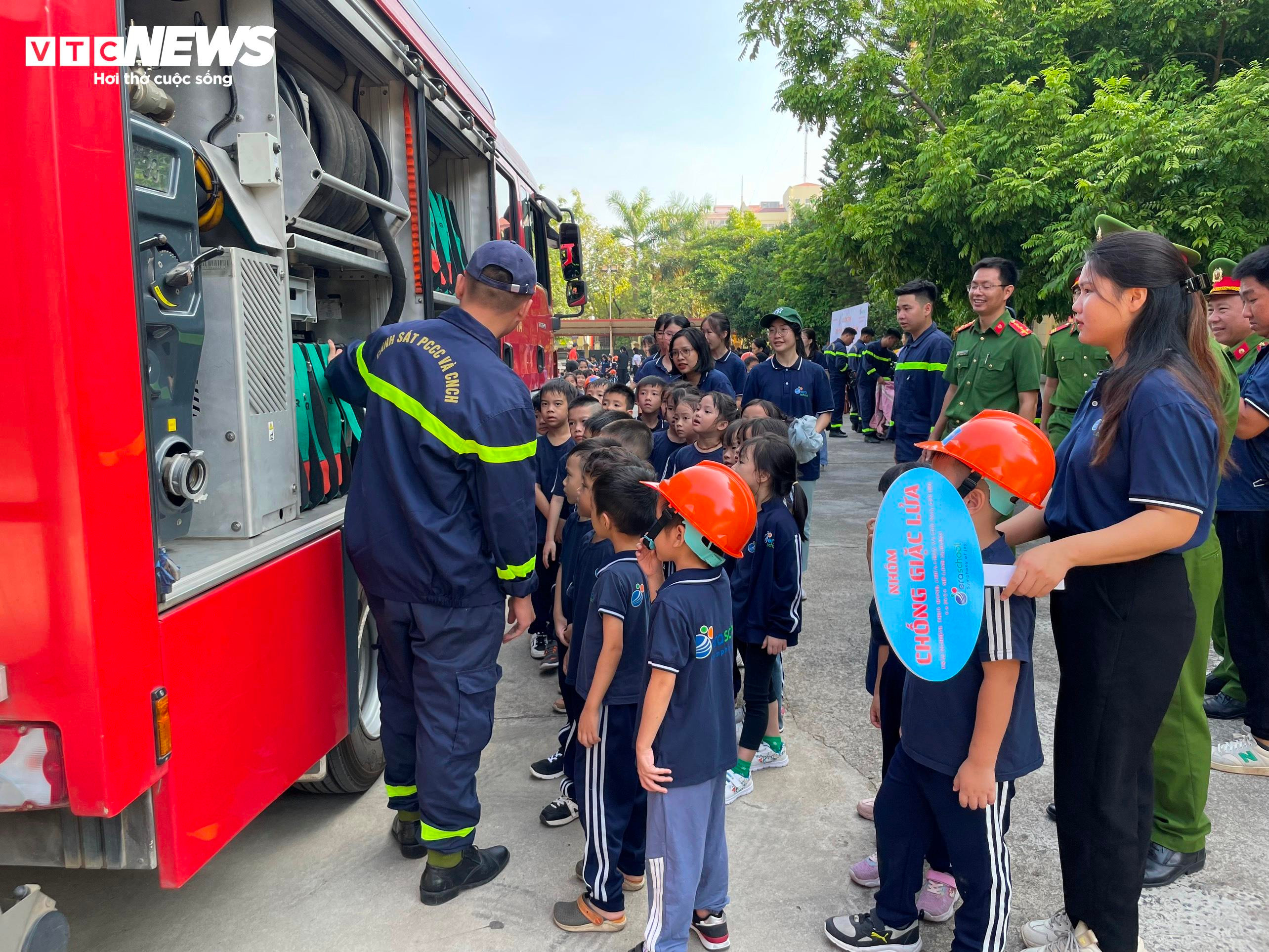 Học sinh Hà Nội thực hành trải nghiệm chữa cháy, thoát hiểm khi hỏa hoạn - 2