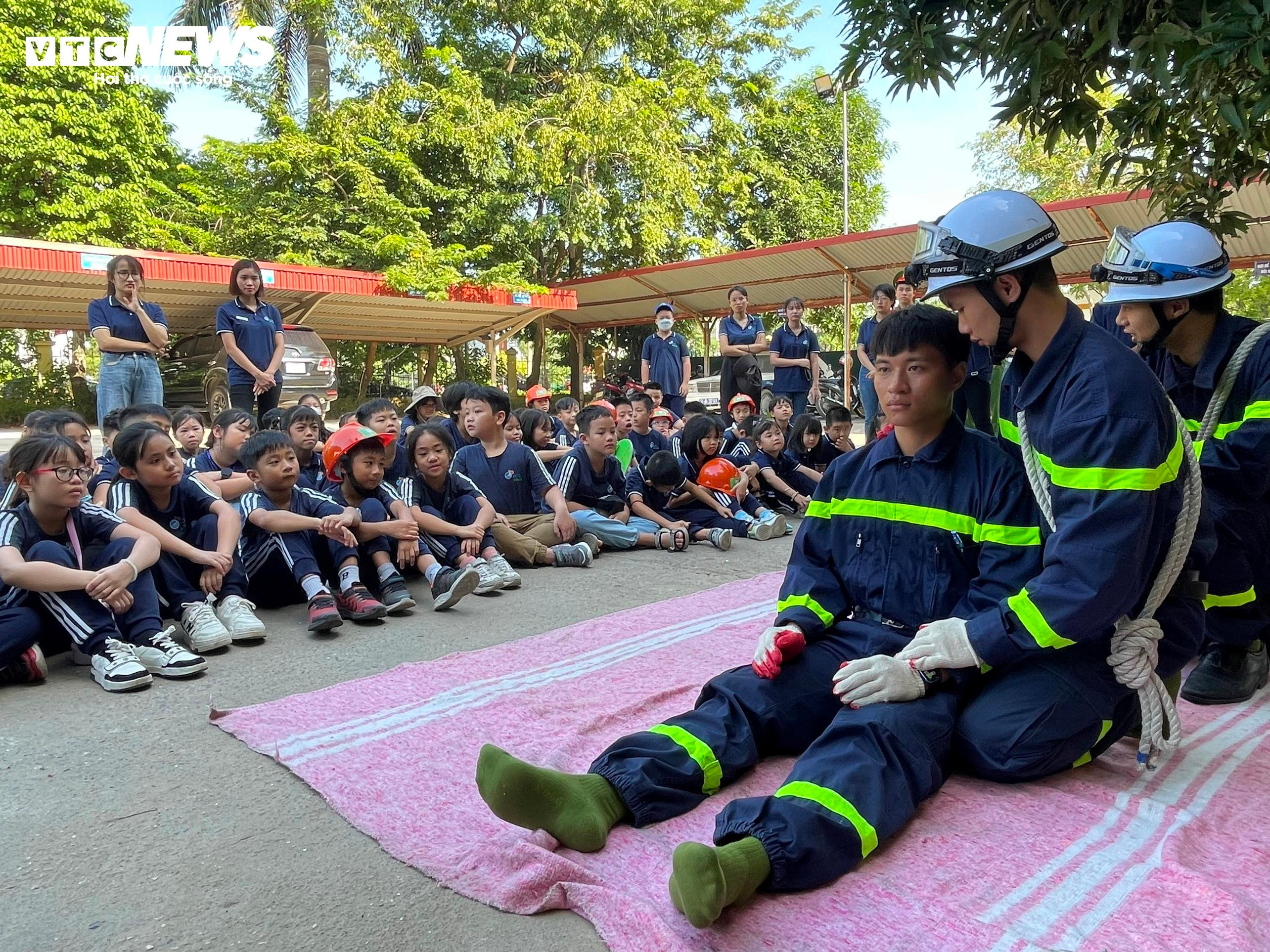 Học sinh Hà Nội thực hành trải nghiệm chữa cháy, thoát hiểm khi hỏa hoạn - 4