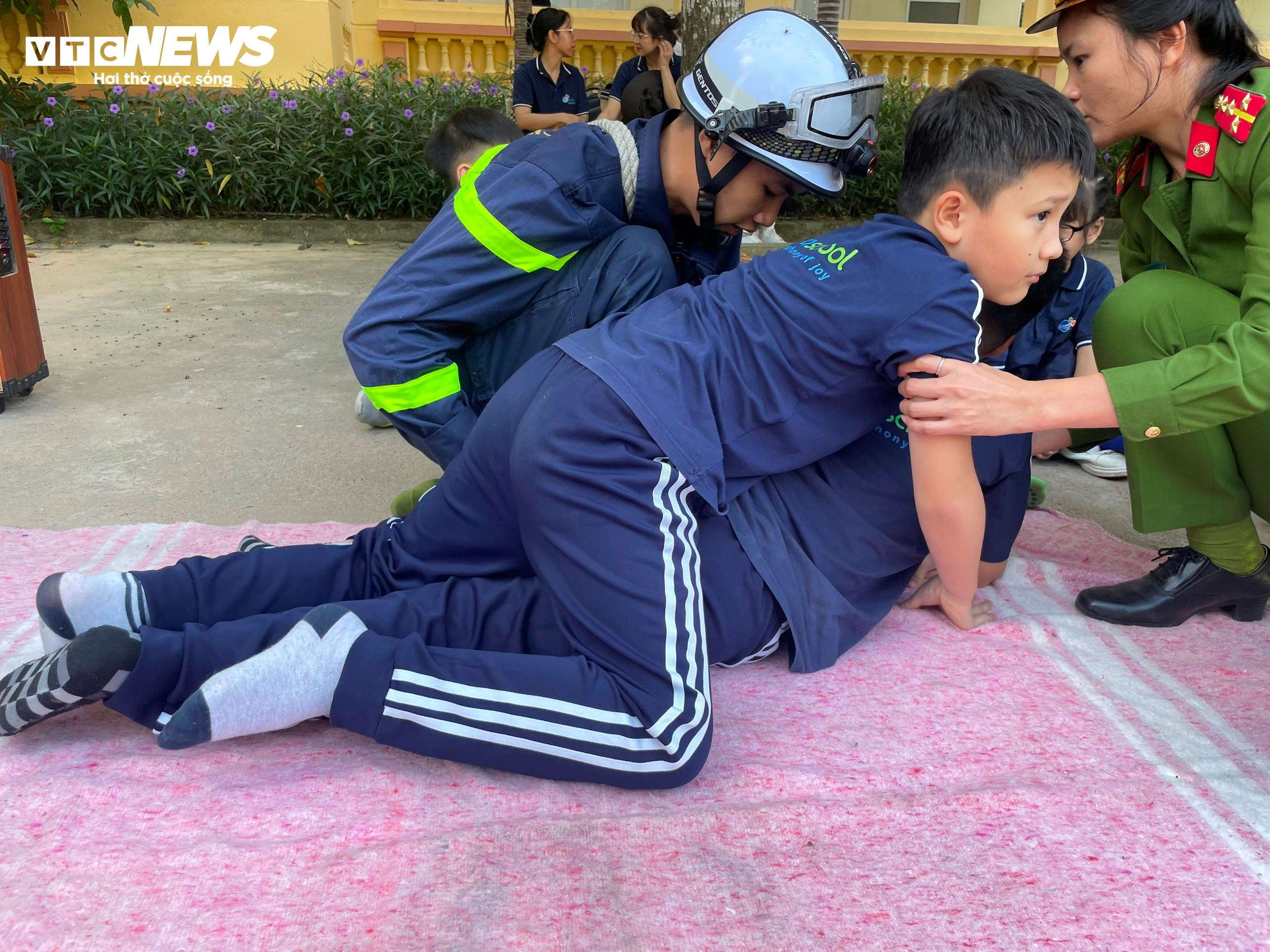 Học sinh Hà Nội thực hành trải nghiệm chữa cháy, thoát hiểm khi hỏa hoạn - 5