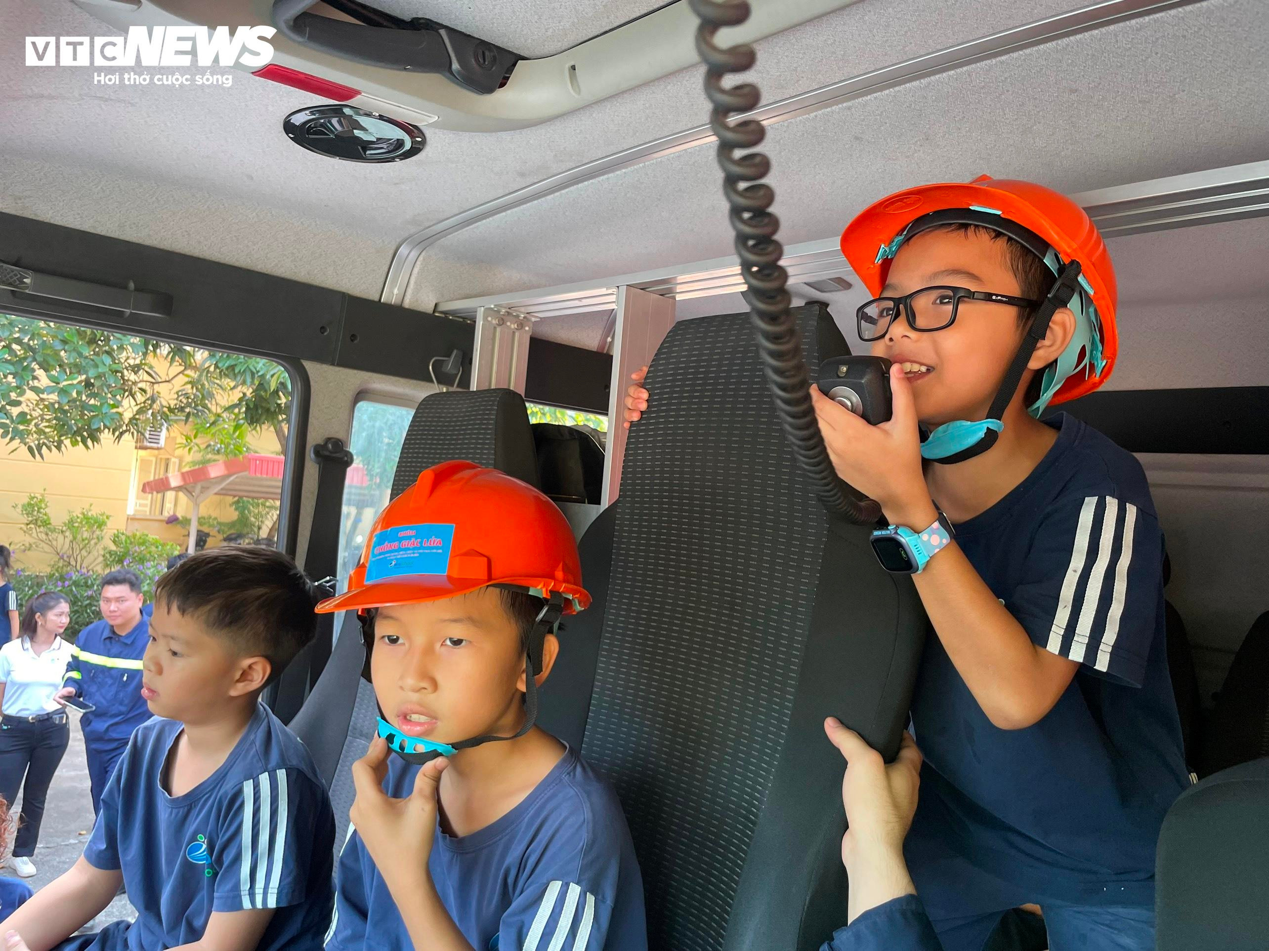 Học sinh Hà Nội thực hành trải nghiệm chữa cháy, thoát hiểm khi hỏa hoạn - 6