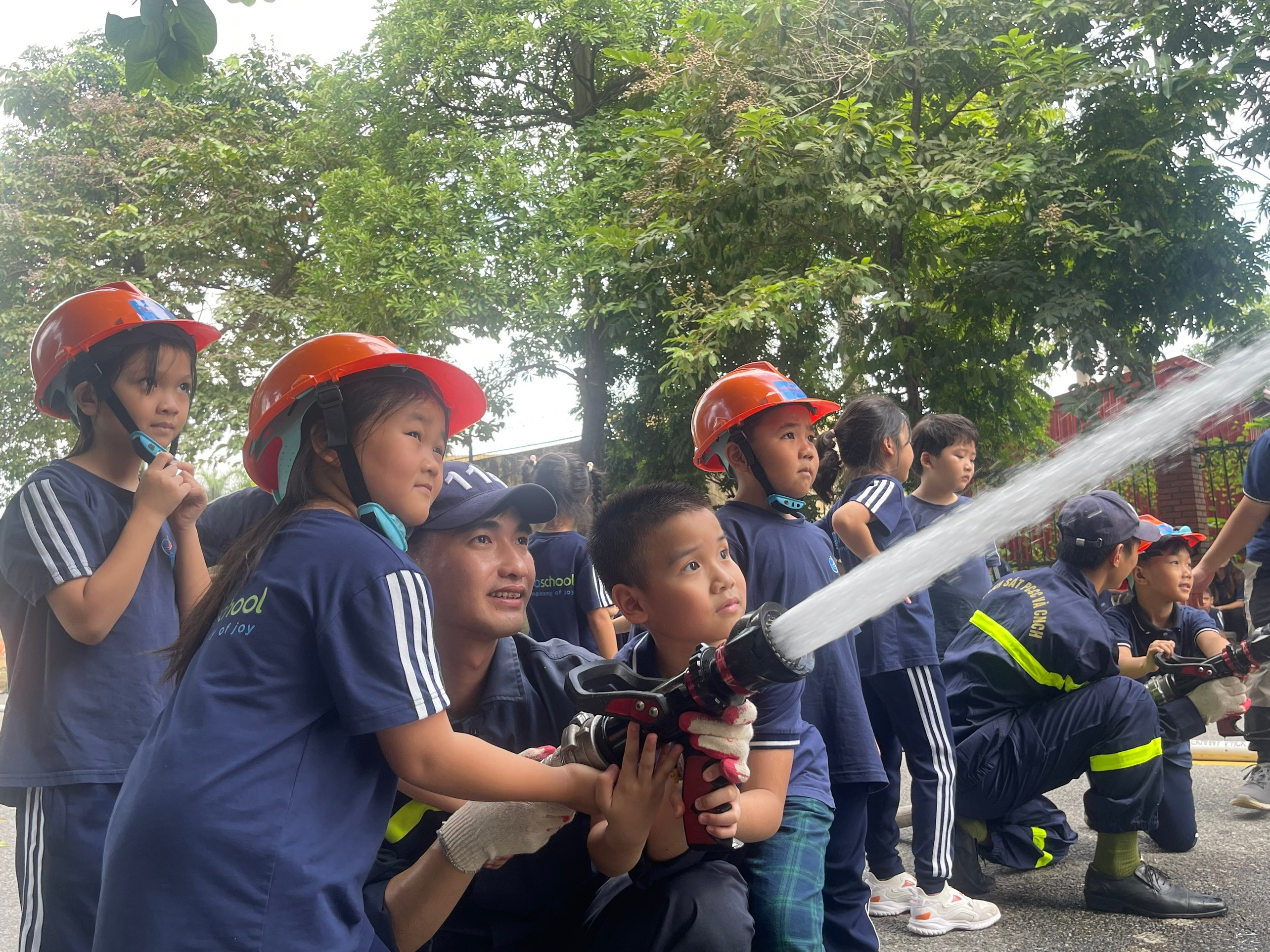 Học sinh Hà Nội thực hành trải nghiệm chữa cháy, thoát hiểm khi hỏa hoạn - 7