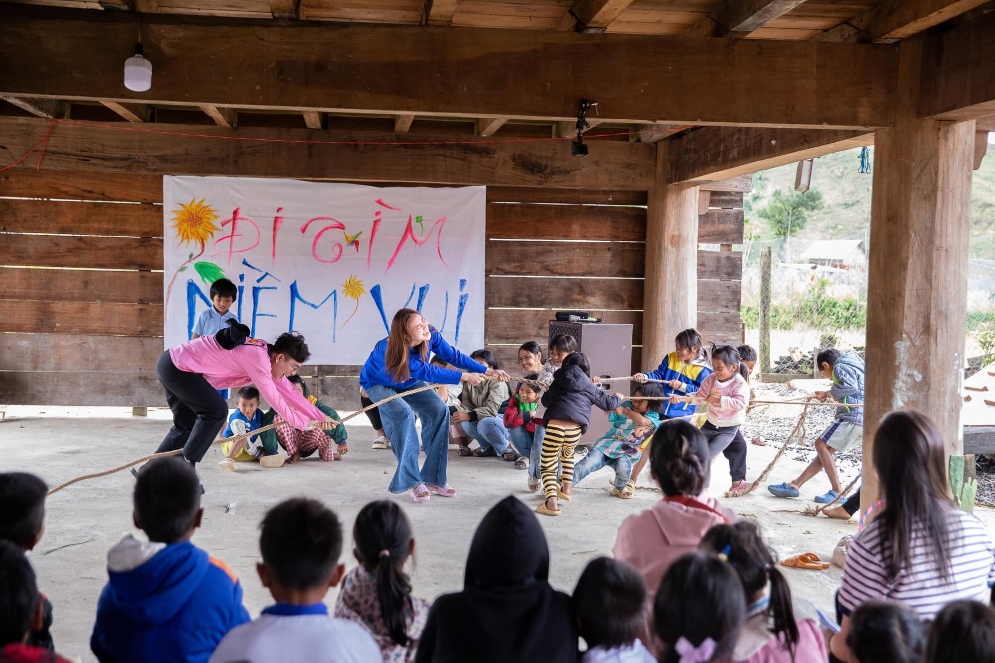 Sao Việt 25/10: Lương Mạnh Hải tái ngộ Hà Tăng, Trương Ngọc Ánh khoe vẻ gợi cảm - 4