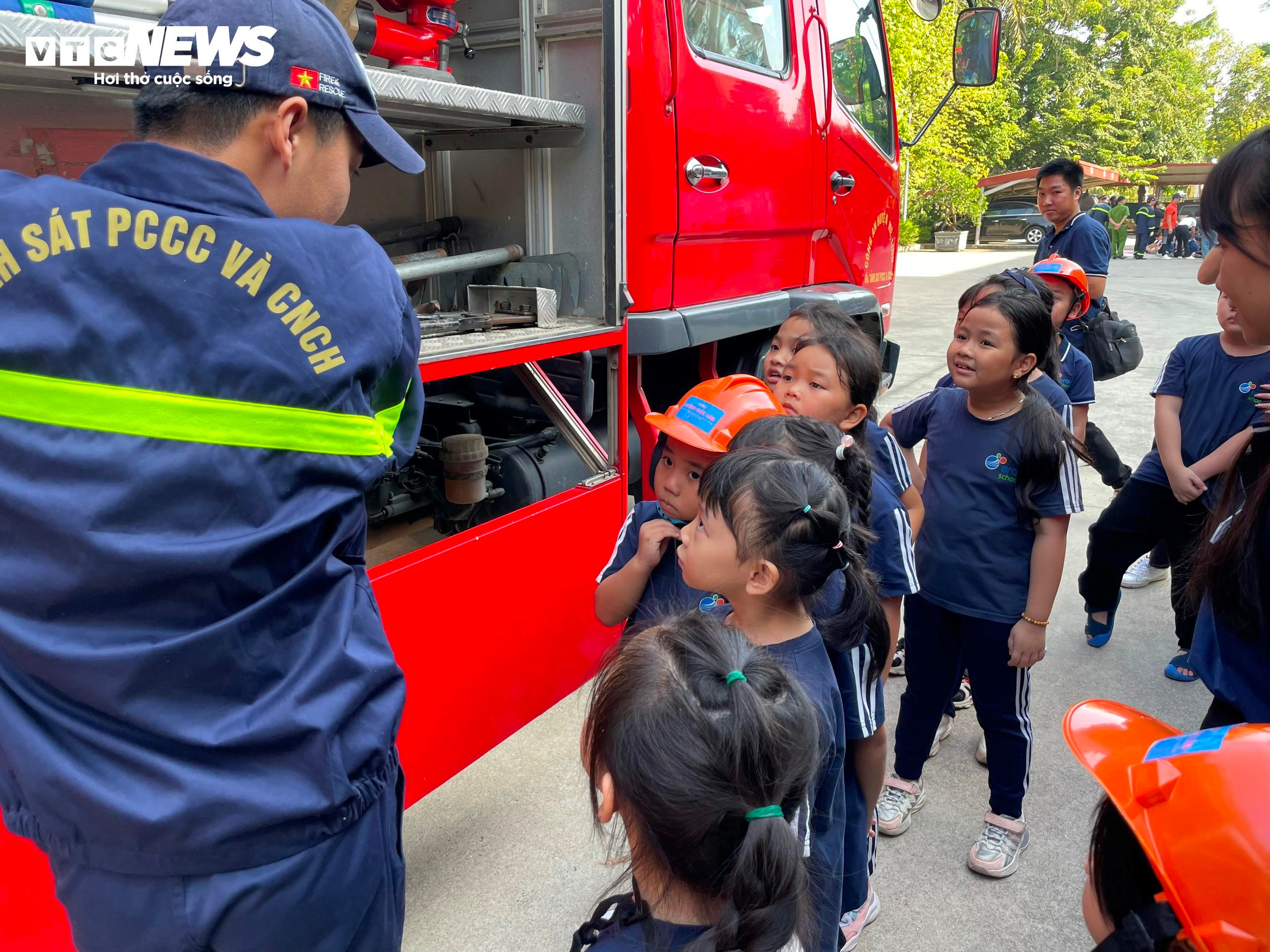 Học sinh Hà Nội thực hành trải nghiệm chữa cháy, thoát hiểm khi hỏa hoạn - 3