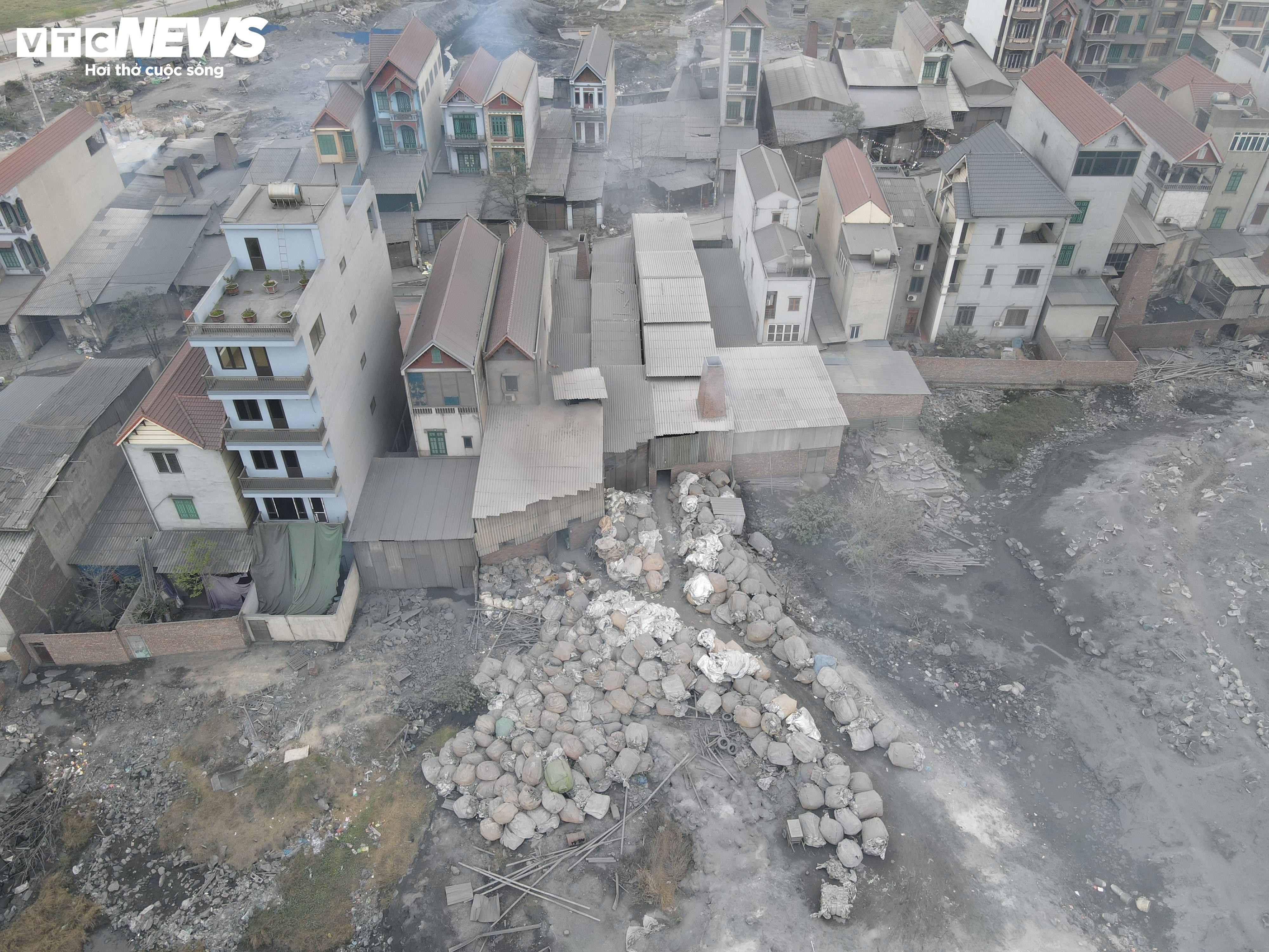 Làng tái chế nhôm ngày đêm mịt mờ khói bụi, mỗi người dân 'cõng' 33 tấn xỉ thải - 4