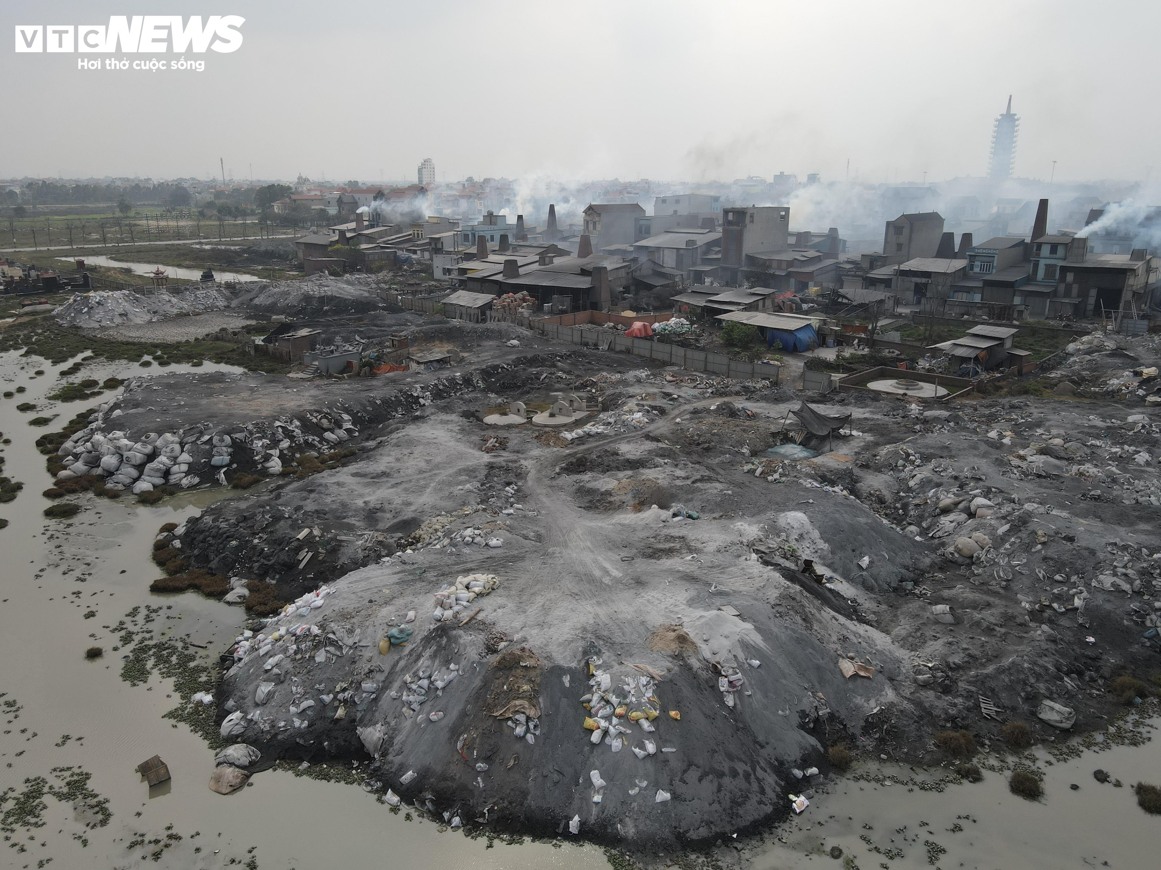 Làng tái chế nhôm ngày đêm mịt mờ khói bụi, mỗi người dân 'cõng' 33 tấn xỉ thải - 6