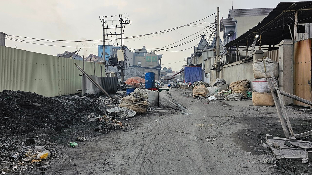 Làng tái chế nhôm ngày đêm mịt mờ khói bụi, mỗi người dân 'cõng' 33 tấn xỉ thải - 13