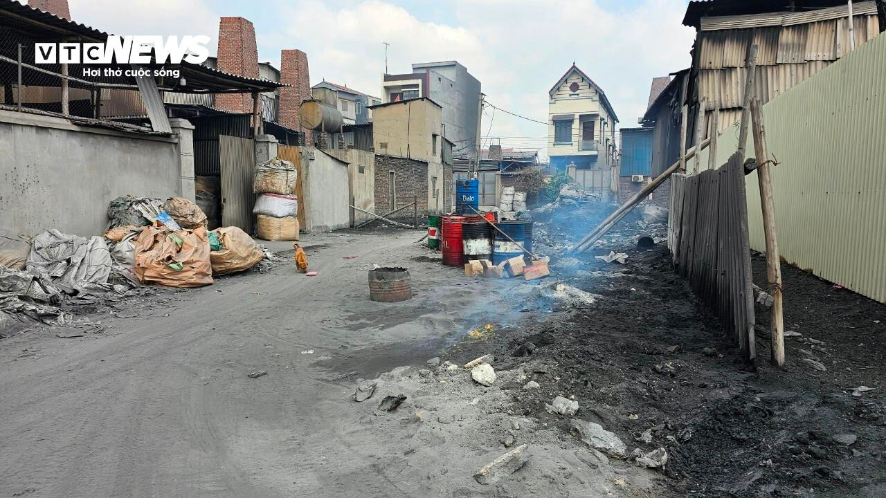 Làng tái chế nhôm ngày đêm mịt mờ khói bụi, mỗi người dân 'cõng' 33 tấn xỉ thải - 12