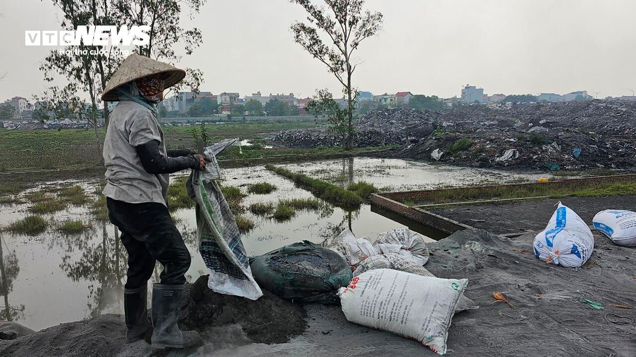 Làng tái chế nhôm ngày đêm mịt mờ khói bụi, mỗi người dân 'cõng' 33 tấn xỉ thải - 14