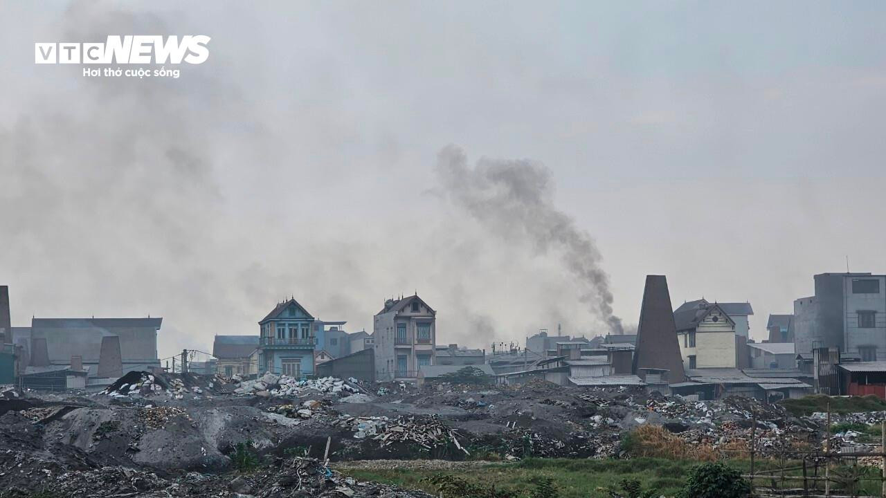 Làng tái chế nhôm ngày đêm mịt mờ khói bụi, mỗi người dân 'cõng' 33 tấn xỉ thải - 15