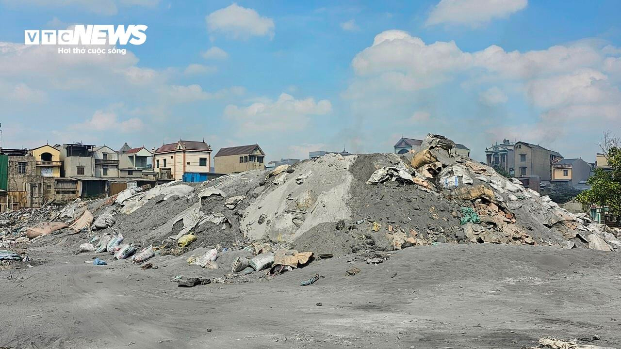 Làng tái chế nhôm ngày đêm mịt mờ khói bụi, mỗi người dân 'cõng' 33 tấn xỉ thải - 16