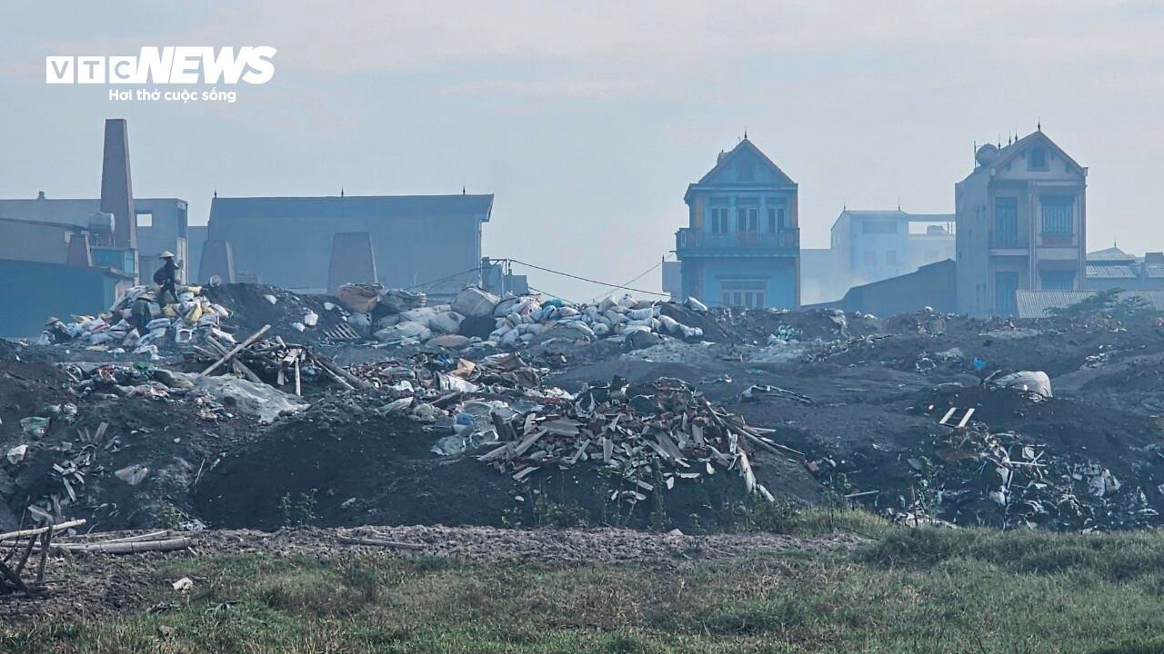 Làng tái chế nhôm ngày đêm mịt mờ khói bụi, mỗi người dân 'cõng' 33 tấn xỉ thải - 17