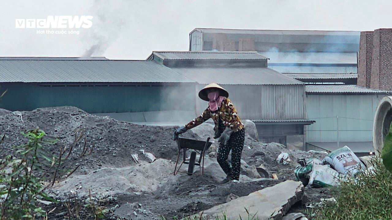 Làng tái chế nhôm ngày đêm mịt mờ khói bụi, mỗi người dân 'cõng' 33 tấn xỉ thải - 18