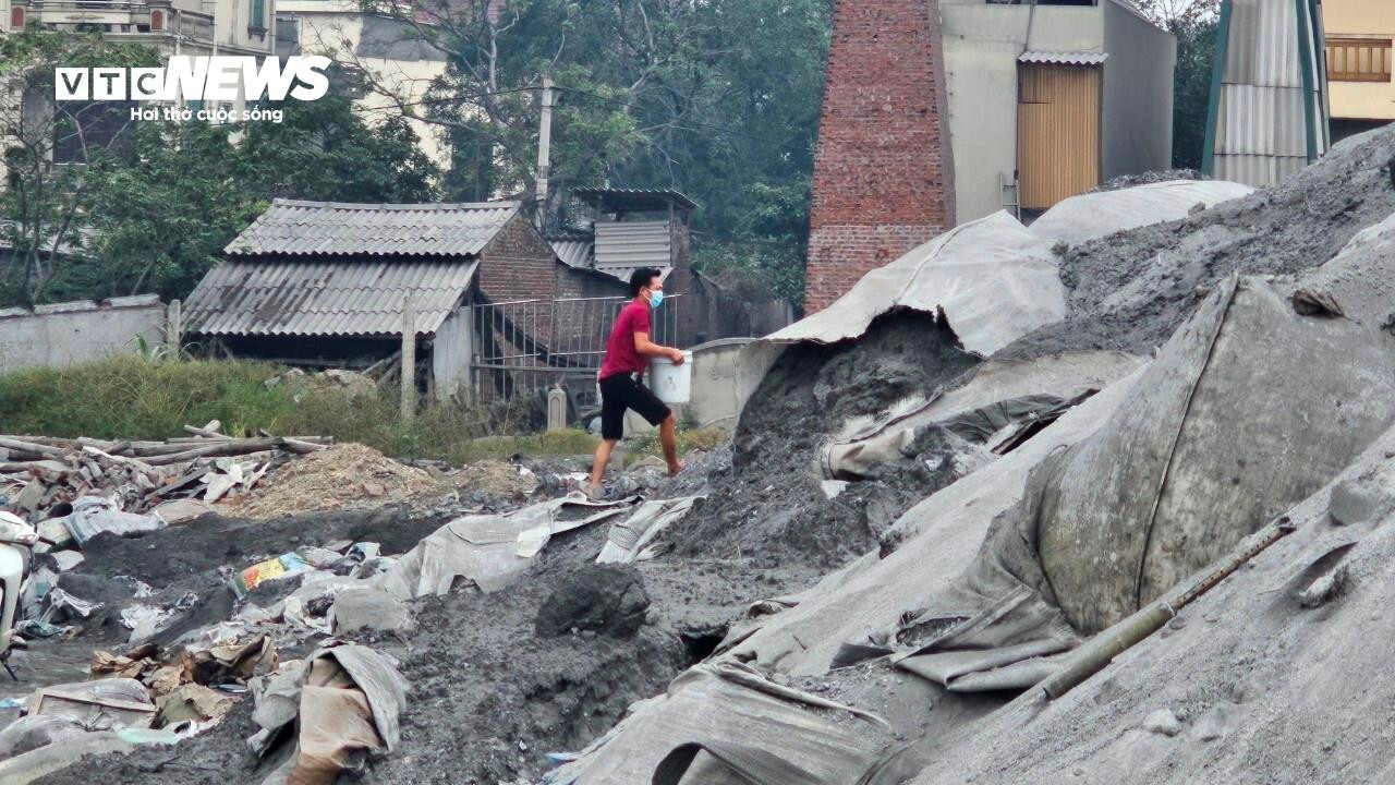 Làng tái chế nhôm ngày đêm mịt mờ khói bụi, mỗi người dân 'cõng' 33 tấn xỉ thải - 19