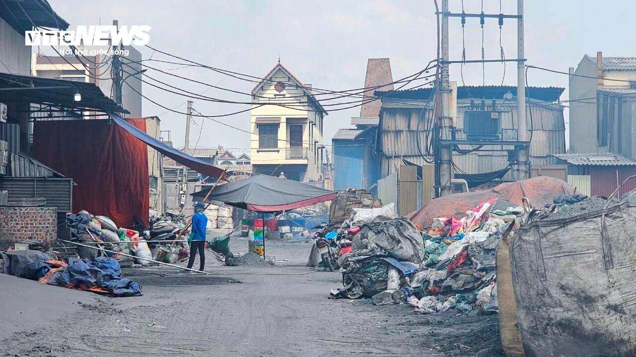 Làng tái chế nhôm ngày đêm mịt mờ khói bụi, mỗi người dân 'cõng' 33 tấn xỉ thải - 20