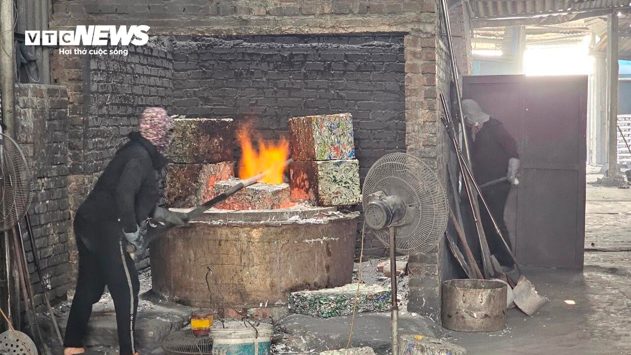 Làng tái chế nhôm ngày đêm mịt mờ khói bụi, mỗi người dân 'cõng' 33 tấn xỉ thải - 3