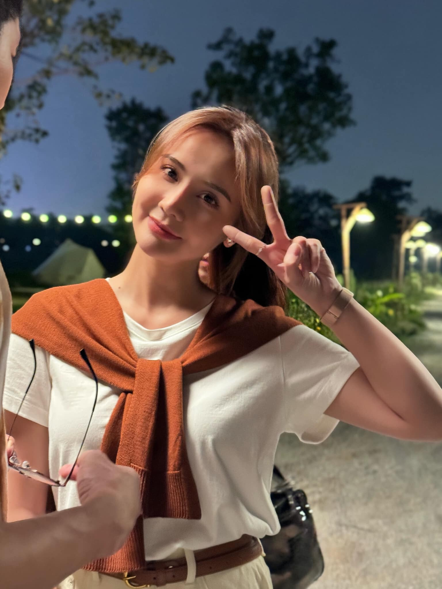 Sao Việt 26/10: Minh Hằng đẹp mặn mà sau sinh, 'cô Xuyến' gợi cảm ở tuổi 48 - 13